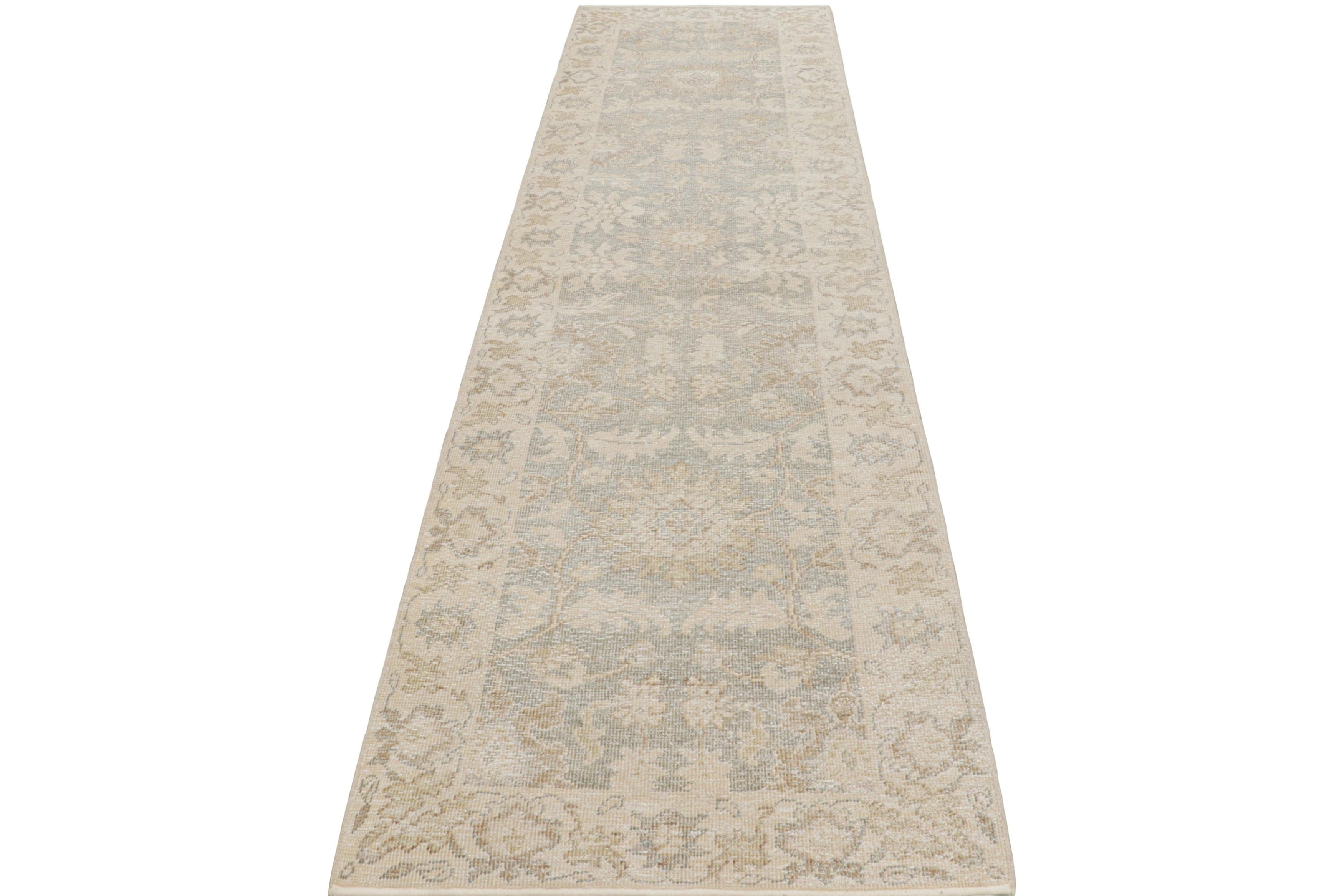 Annodato a mano Rug & Kilim: tappeto runner in stile Oushak in grigio con motivi floreali in bianco crema in vendita
