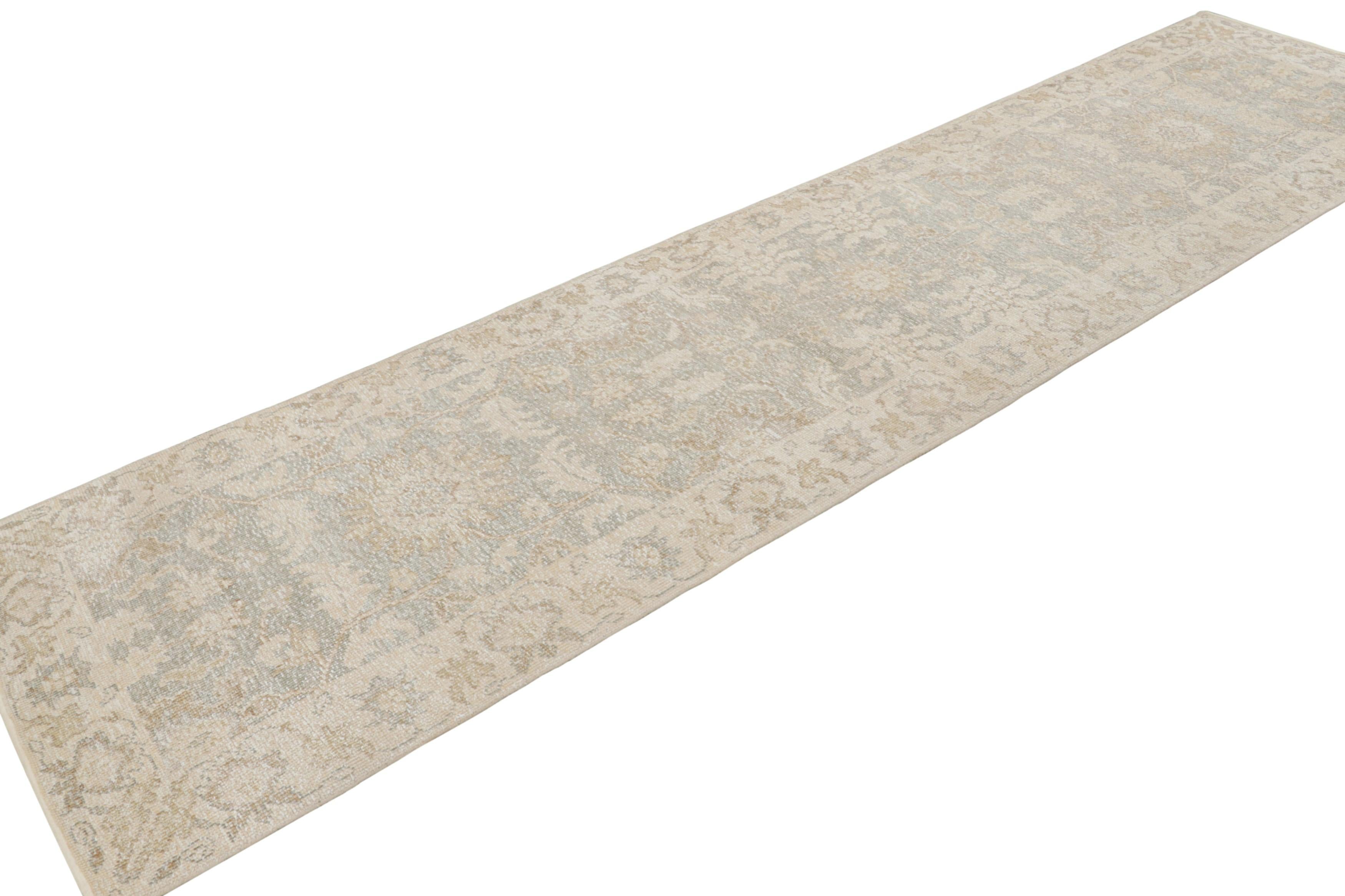 Alfombra de calle estilo Oushak de Rug & Kilim en gris con motivos florales en blanco crema en Nuevo estado para la venta en Long Island City, NY