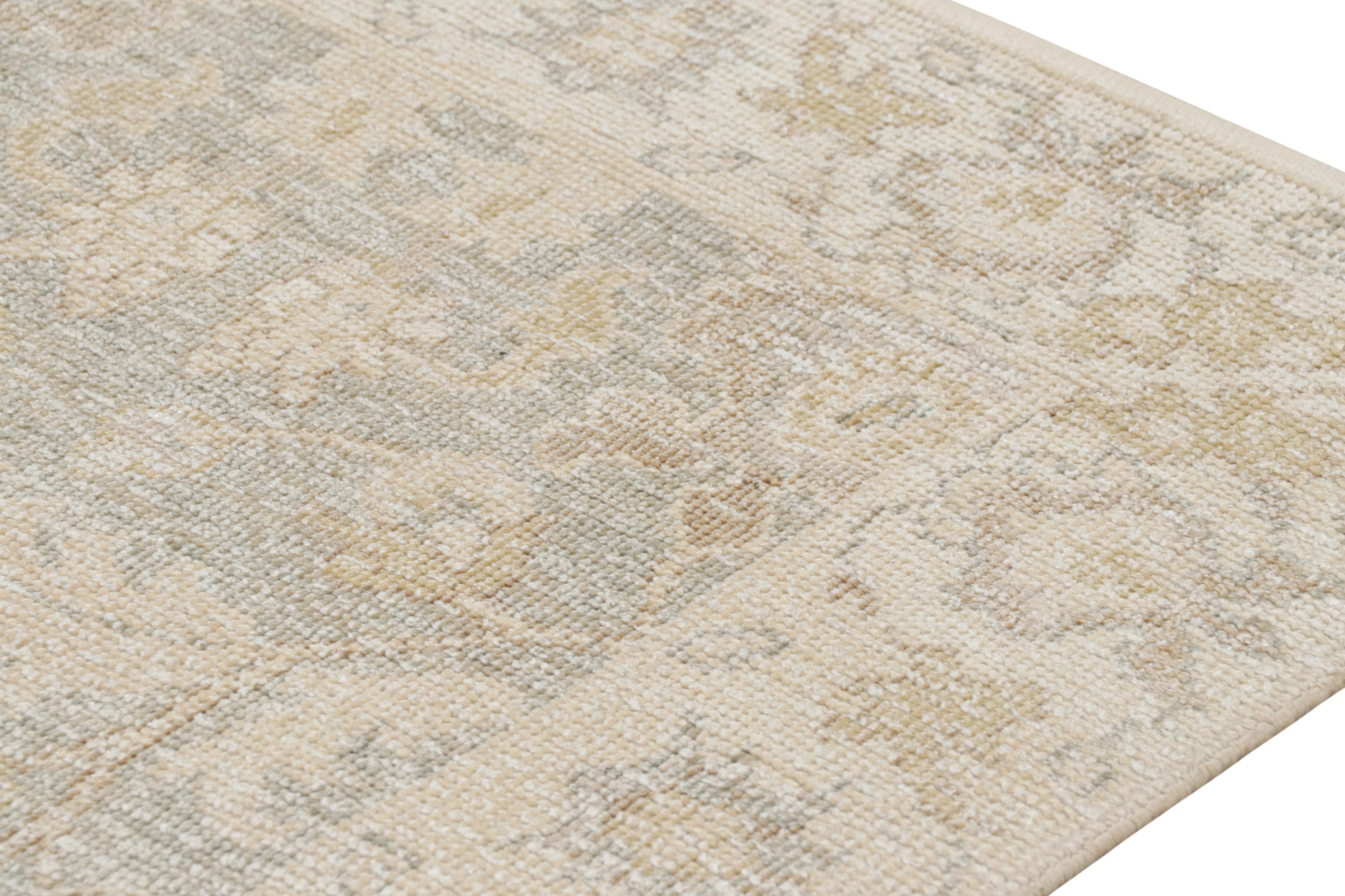XXI secolo e contemporaneo Rug & Kilim: tappeto runner in stile Oushak in grigio con motivi floreali in bianco crema in vendita