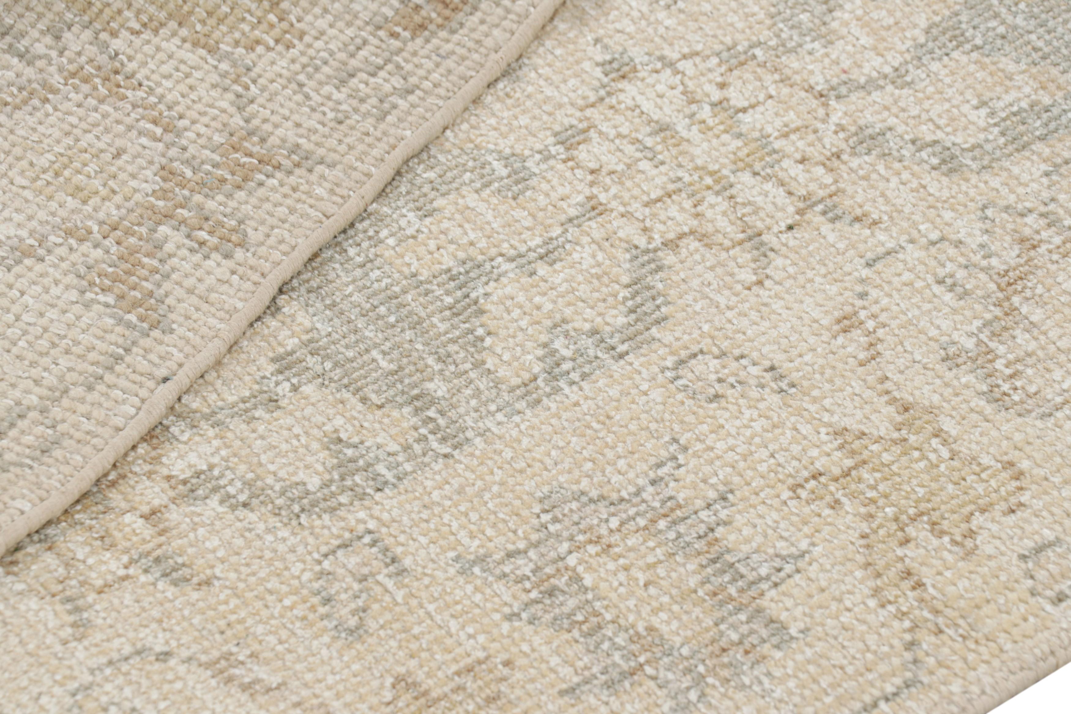 Lana Rug & Kilim: tappeto runner in stile Oushak in grigio con motivi floreali in bianco crema in vendita