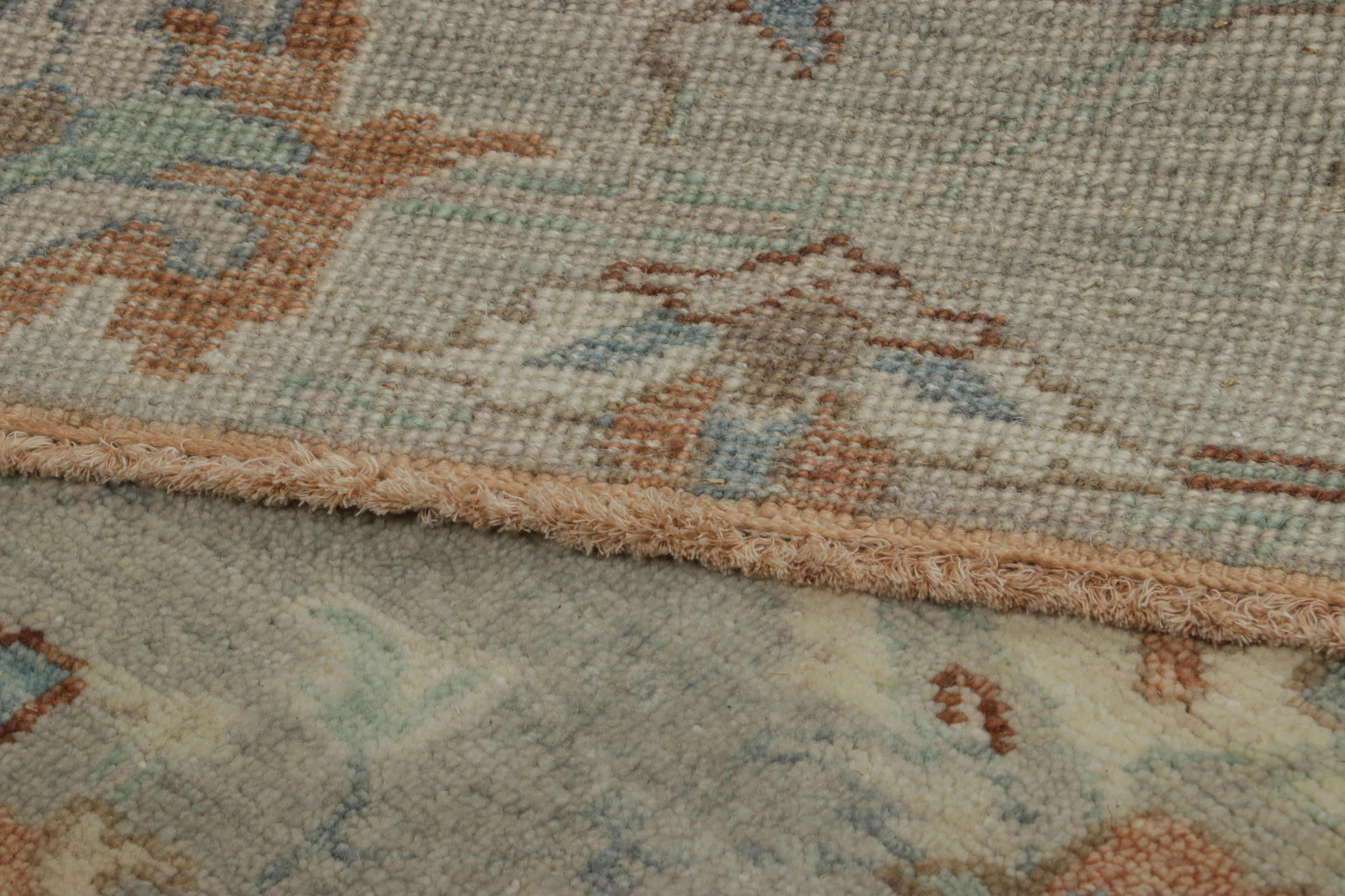 Indien Rug & Kilim's Oushak Style Square Rug in Blue and Beige with Florals (tapis carré bleu et beige avec des fleurs) en vente