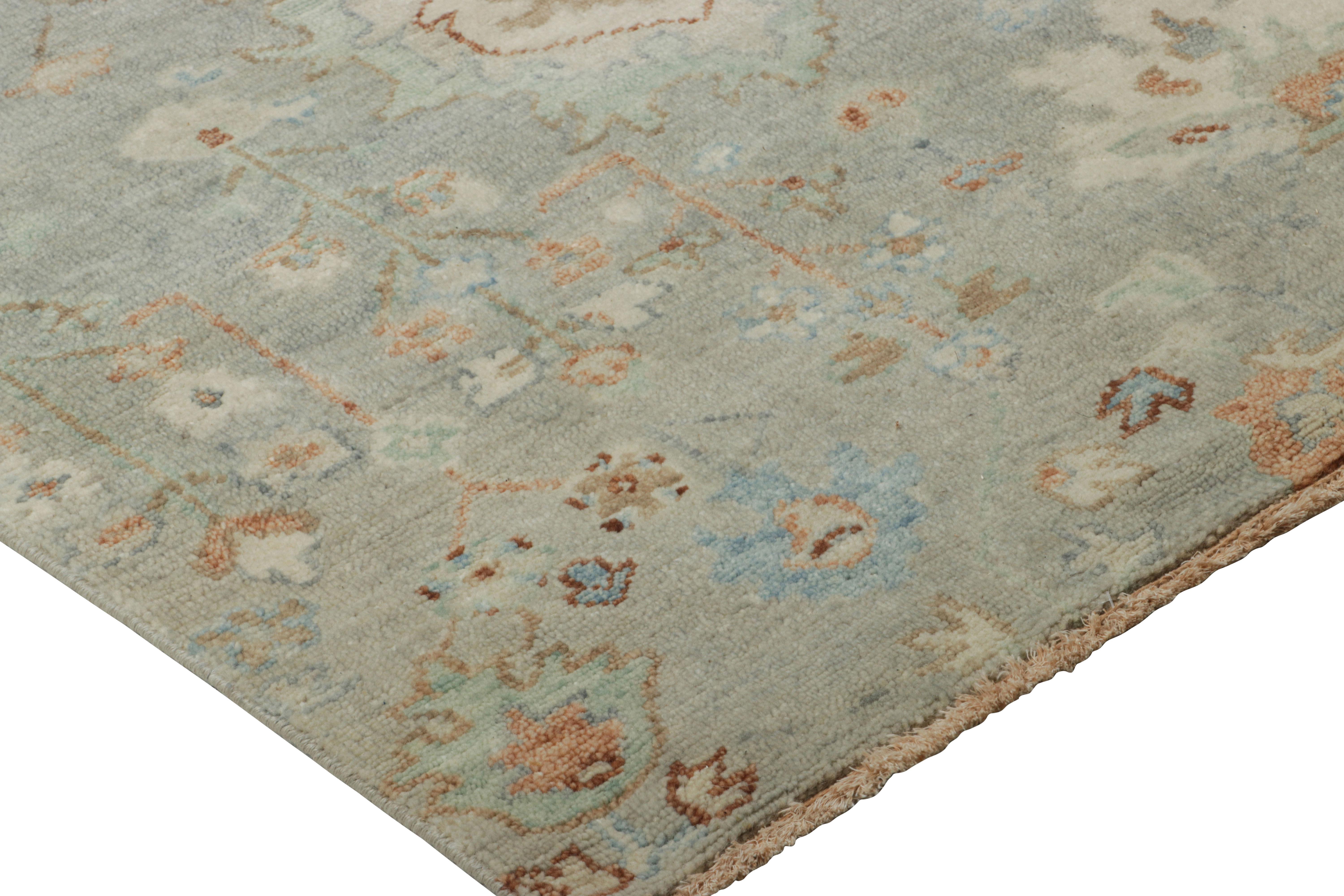 Noué à la main Rug & Kilim's Oushak Style Square Rug in Blue and Beige with Florals (tapis carré bleu et beige avec des fleurs) en vente