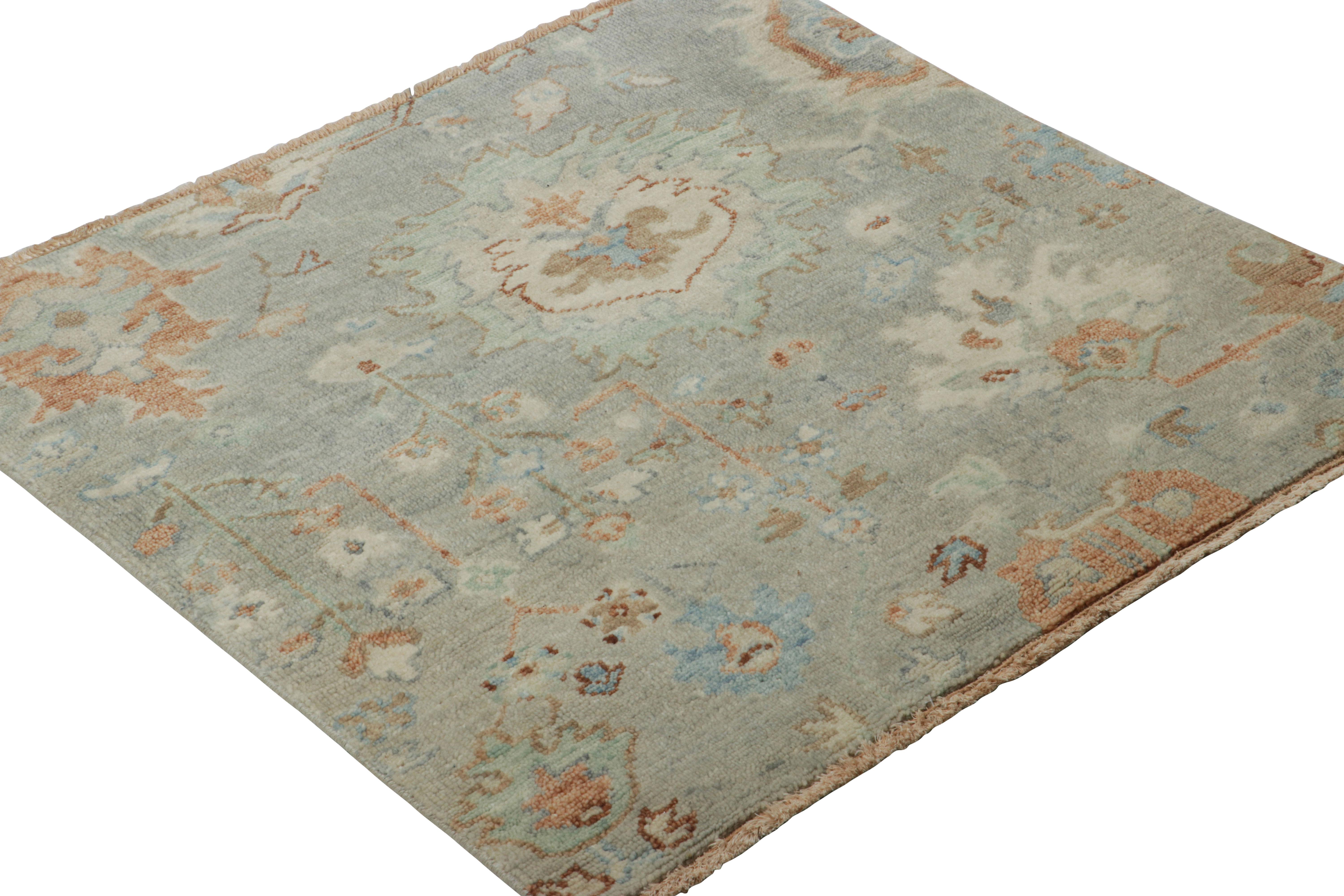 Rug & Kilim's Oushak Style Square Rug in Blue and Beige with Florals (tapis carré bleu et beige avec des fleurs) Neuf - En vente à Long Island City, NY