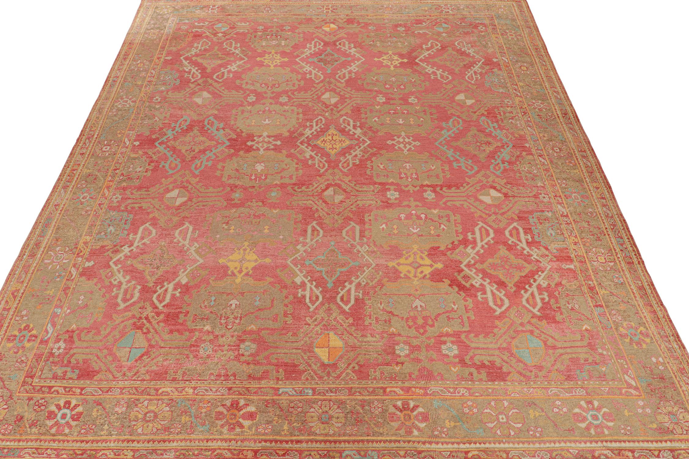 Dieser Teppich im Format 13x16 ist ein Neuzugang in der Modern Classics Collection'S von Rug & Kilim, die antike Oushak-Teppichdesigns wieder aufgreift. Handgeknüpft aus Wolle, spielt es mit warmen Farbtönen in geometrischen Stammesmustern mit
