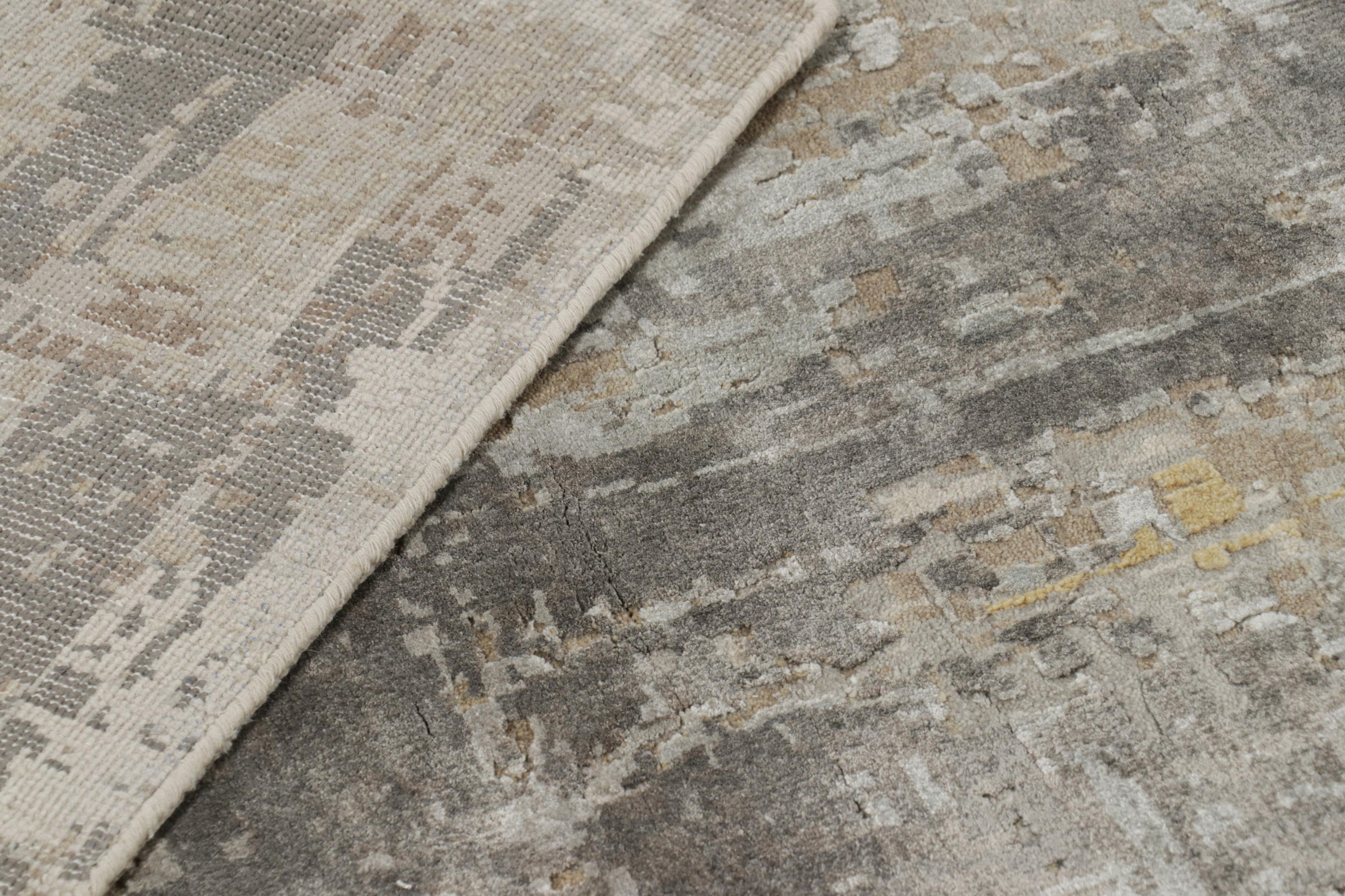 XXI secolo e contemporaneo Rug & Kilim: Tappeto astratto oversize con motivi grigio-argento e beige-marrone in vendita