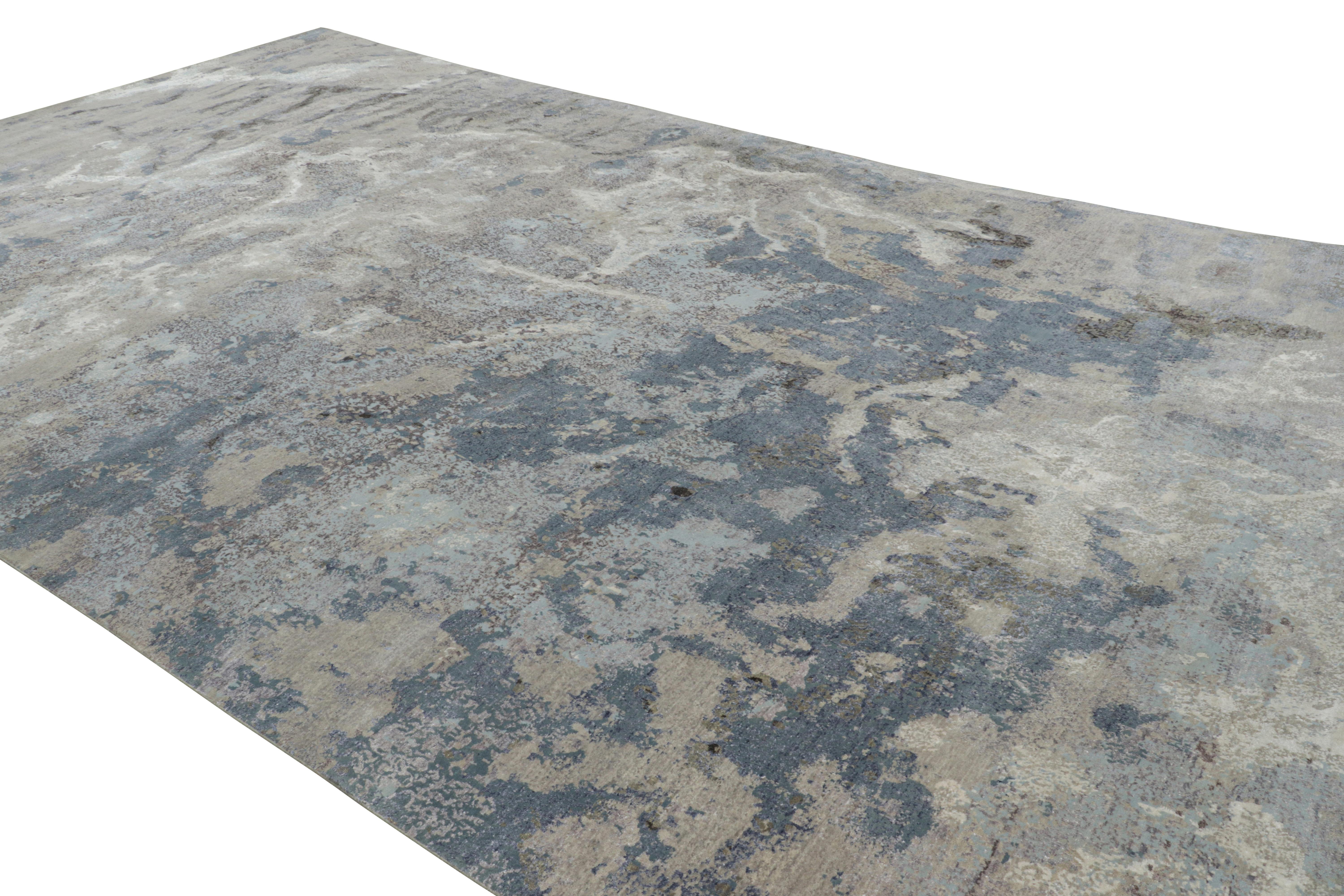 Indiano Rug & Kilim: Tappeto astratto oversize con motivi blu e grigio-argento in vendita