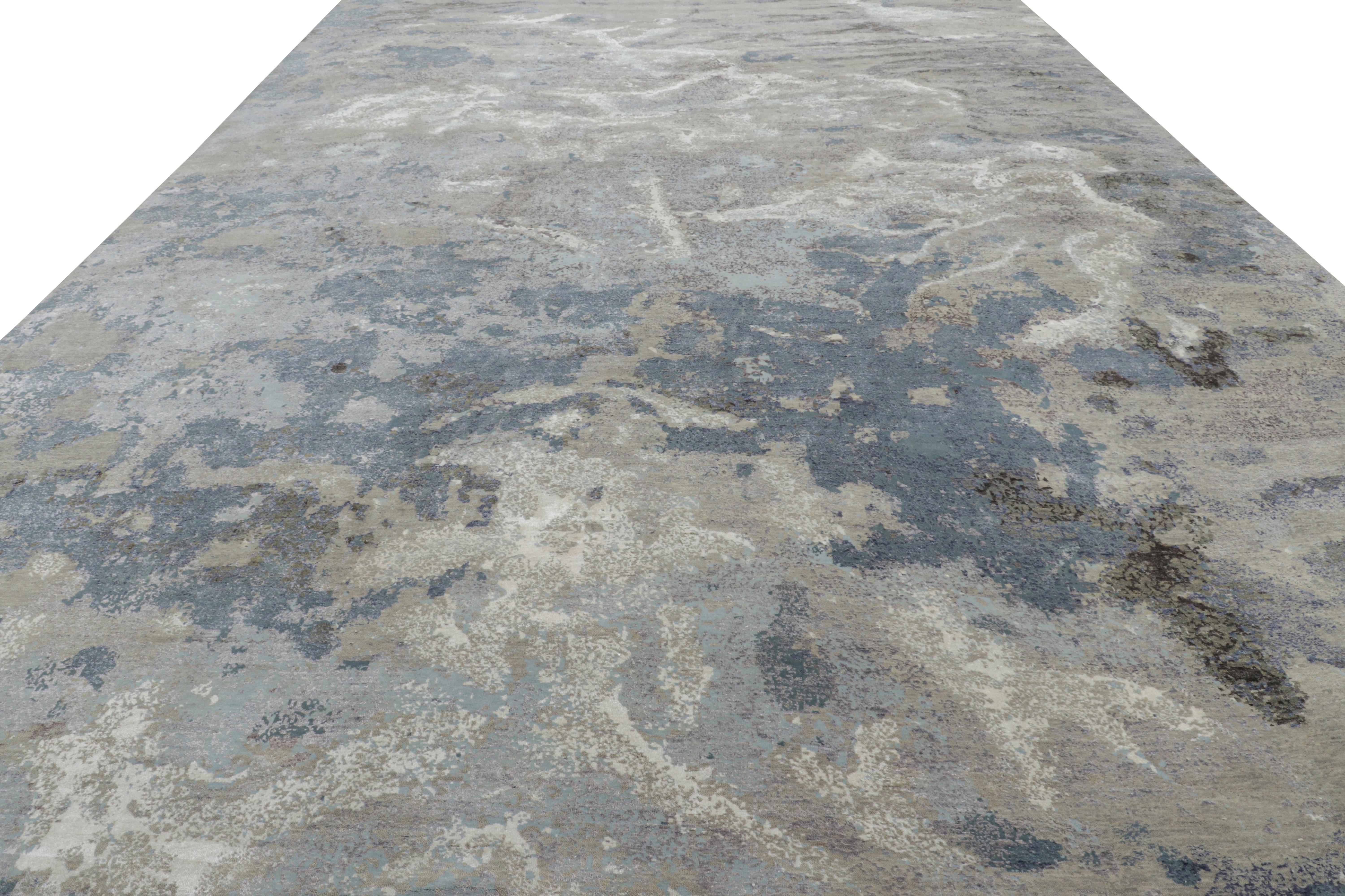 Annodato a mano Rug & Kilim: Tappeto astratto oversize con motivi blu e grigio-argento in vendita