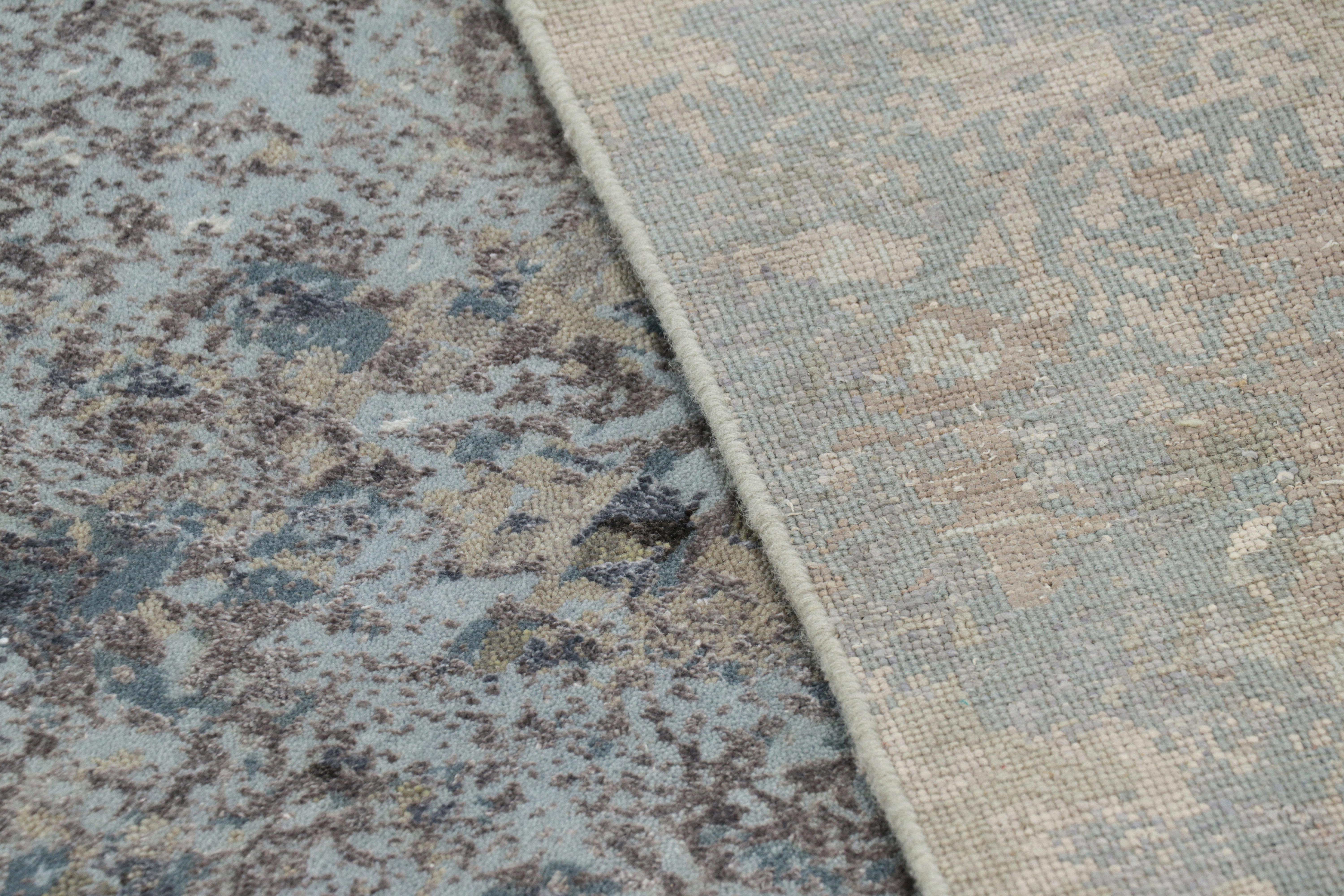 XXI secolo e contemporaneo Rug & Kilim: Tappeto astratto oversize con motivi blu e grigio-argento in vendita