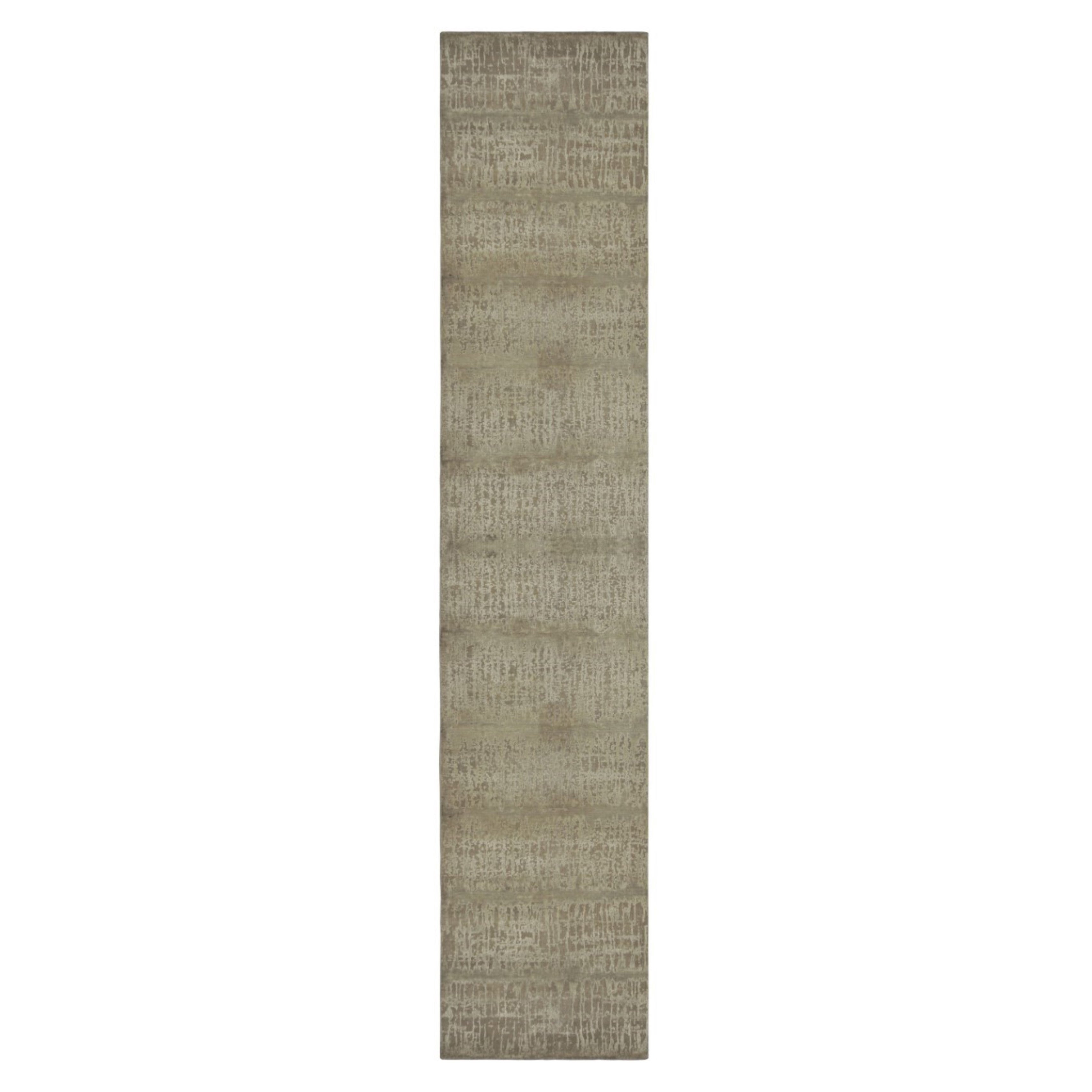 Rug & Kilim è un tappeto astratto sovradimensionato nei toni del beige e del marrone. in vendita
