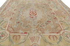 Rug & Kilim's übergroßer Teppich im Aubusson-Stil in Beige-Braun mit Blumenmedaillon