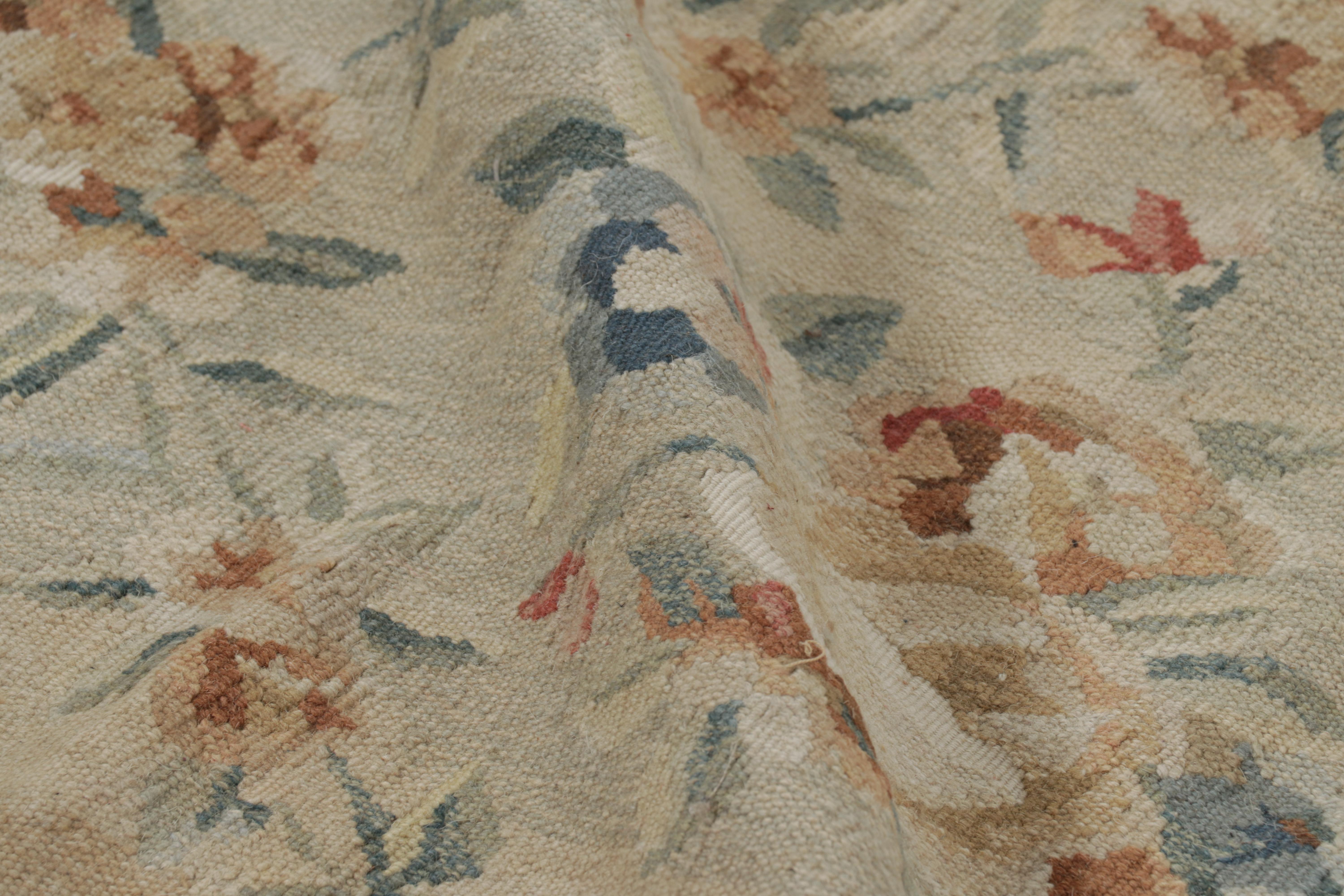Rug & Kilim's Oversized Aubusson Style Rug in Beige-Cream with Floral Patterns (tapis surdimensionné de style Aubusson en beige-crème avec des motifs floraux) en vente 3