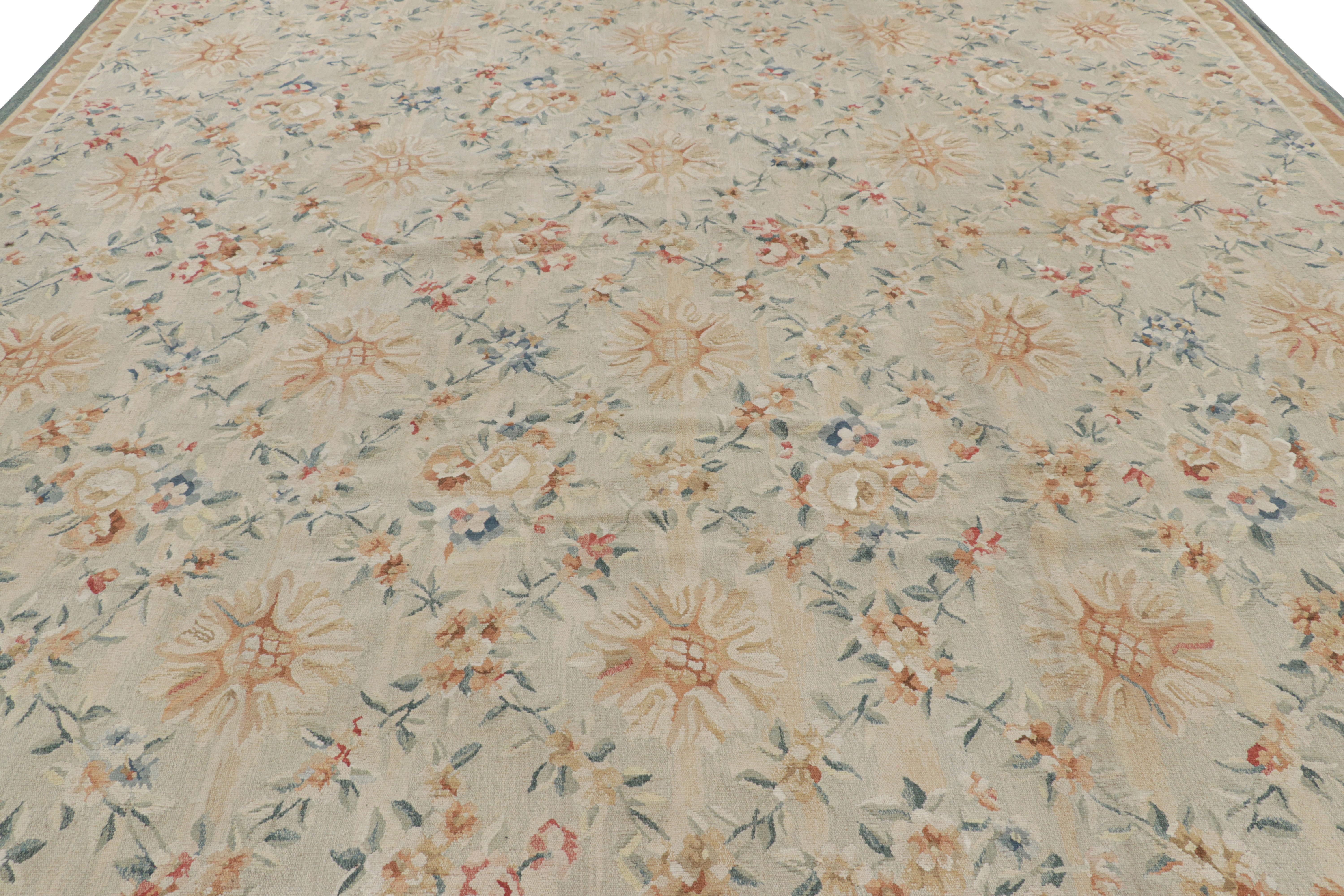 Tissé à la main en laine, ce tapis 12x17 est une nouveauté de la collection de tapis européens de Rug & Kilim - l'une de ses premières œuvres, inspirée par les tapis et tapisseries antiques d'Aubusson. 

Sur le Design : 

Les admirateurs de