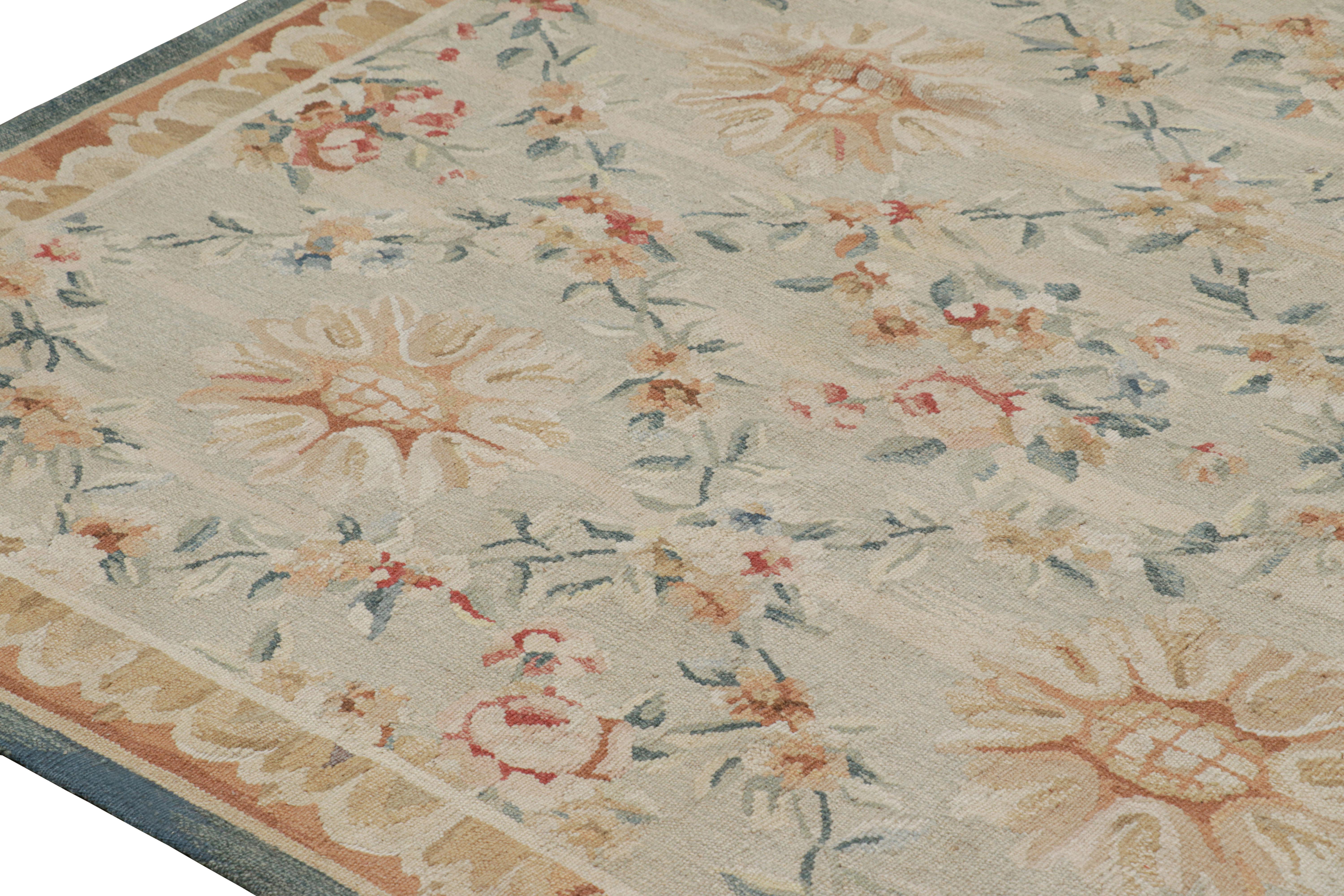 Chinois Rug & Kilim's Oversized Aubusson Style Rug in Beige-Cream with Floral Patterns (tapis surdimensionné de style Aubusson en beige-crème avec des motifs floraux) en vente