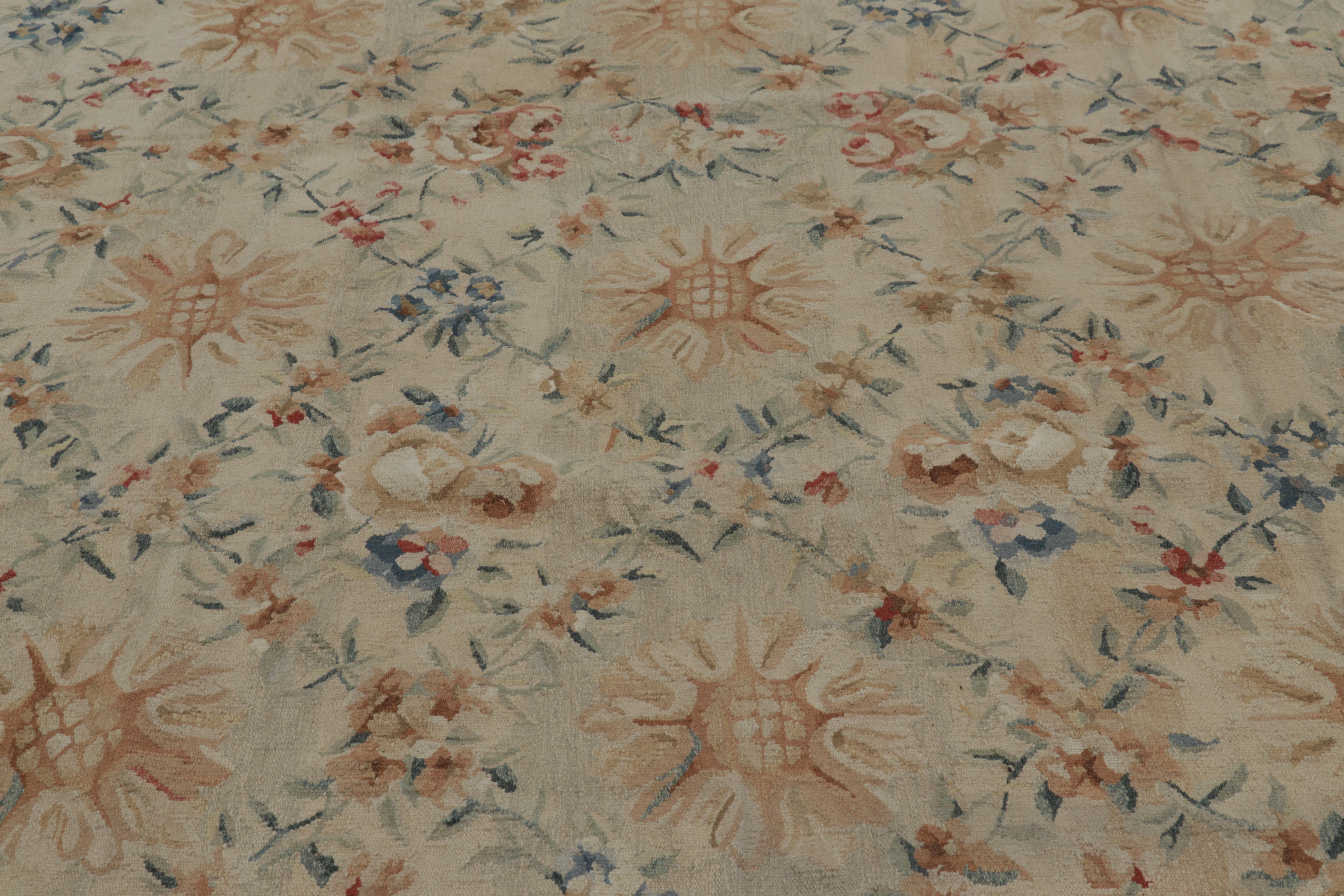 Chinois Rug & Kilim's Oversized Aubusson Style Rug in Beige-Cream with Floral Patterns (tapis surdimensionné de style Aubusson en beige-crème avec des motifs floraux) en vente
