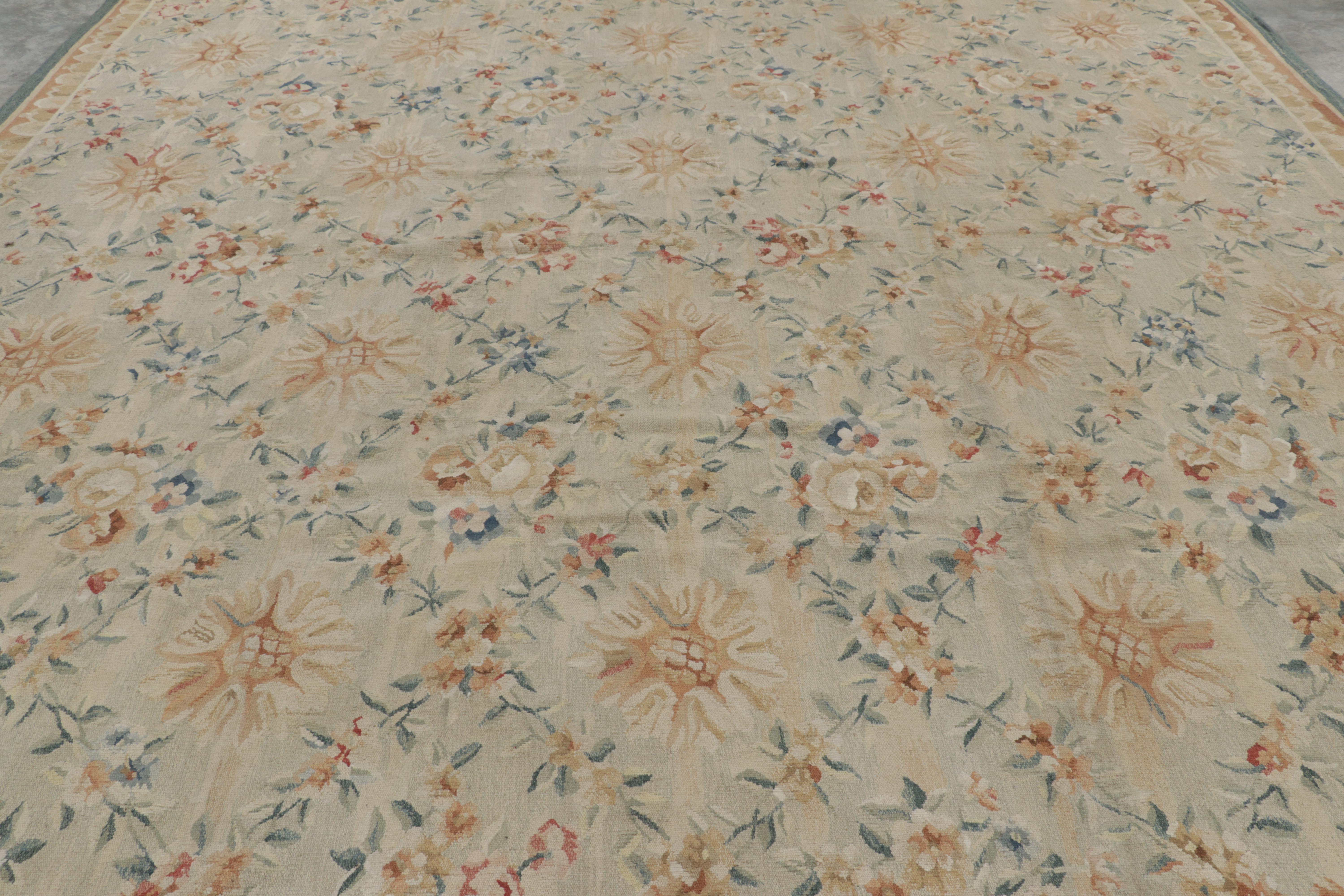 Chinois Rug & Kilim's Oversized Aubusson Style Rug in Beige-Cream with Floral Patterns (tapis surdimensionné de style Aubusson en beige-crème avec des motifs floraux) en vente