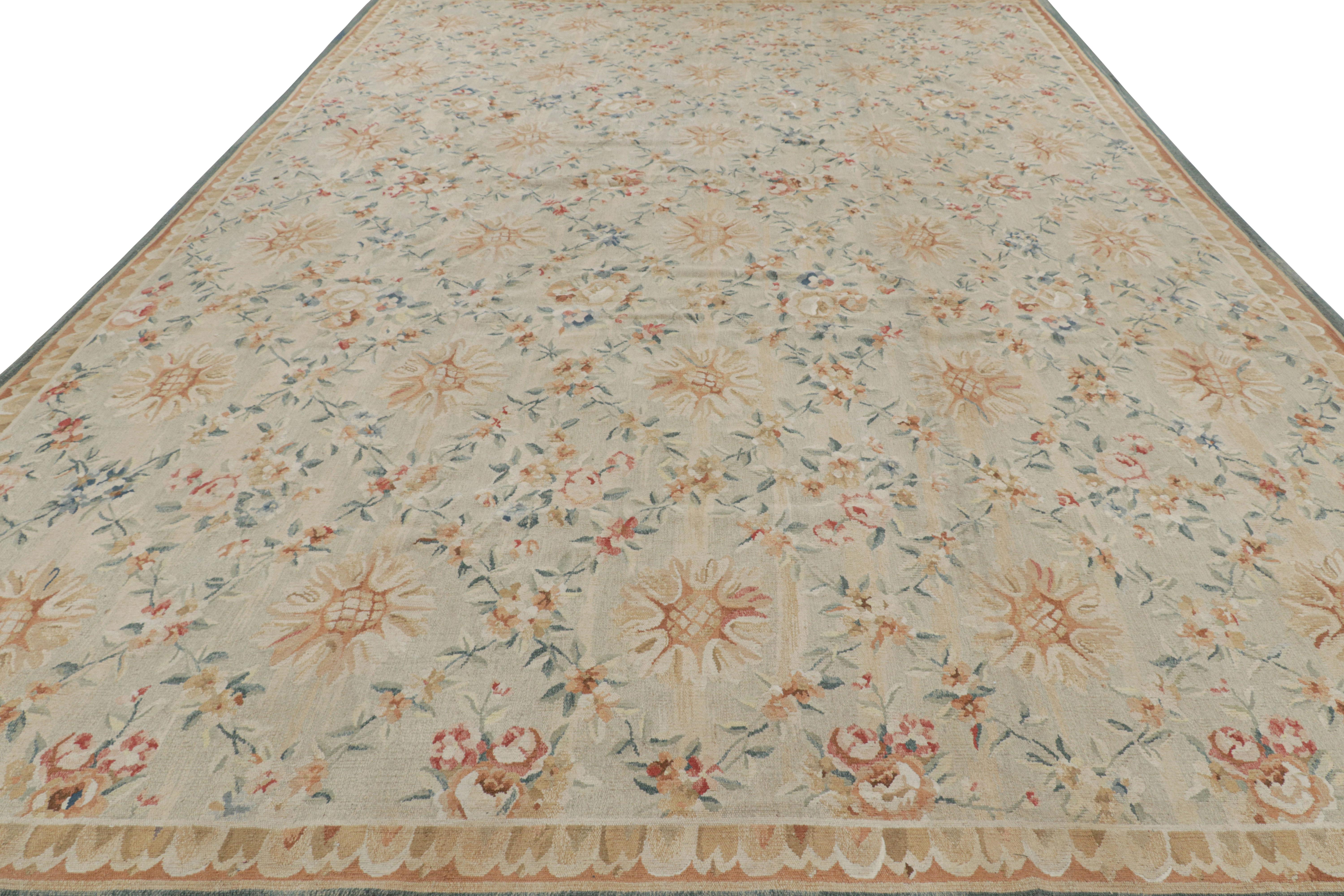 Tissé à la main Rug & Kilim's Oversized Aubusson Style Rug in Beige-Cream with Floral Patterns (tapis surdimensionné de style Aubusson en beige-crème avec des motifs floraux) en vente