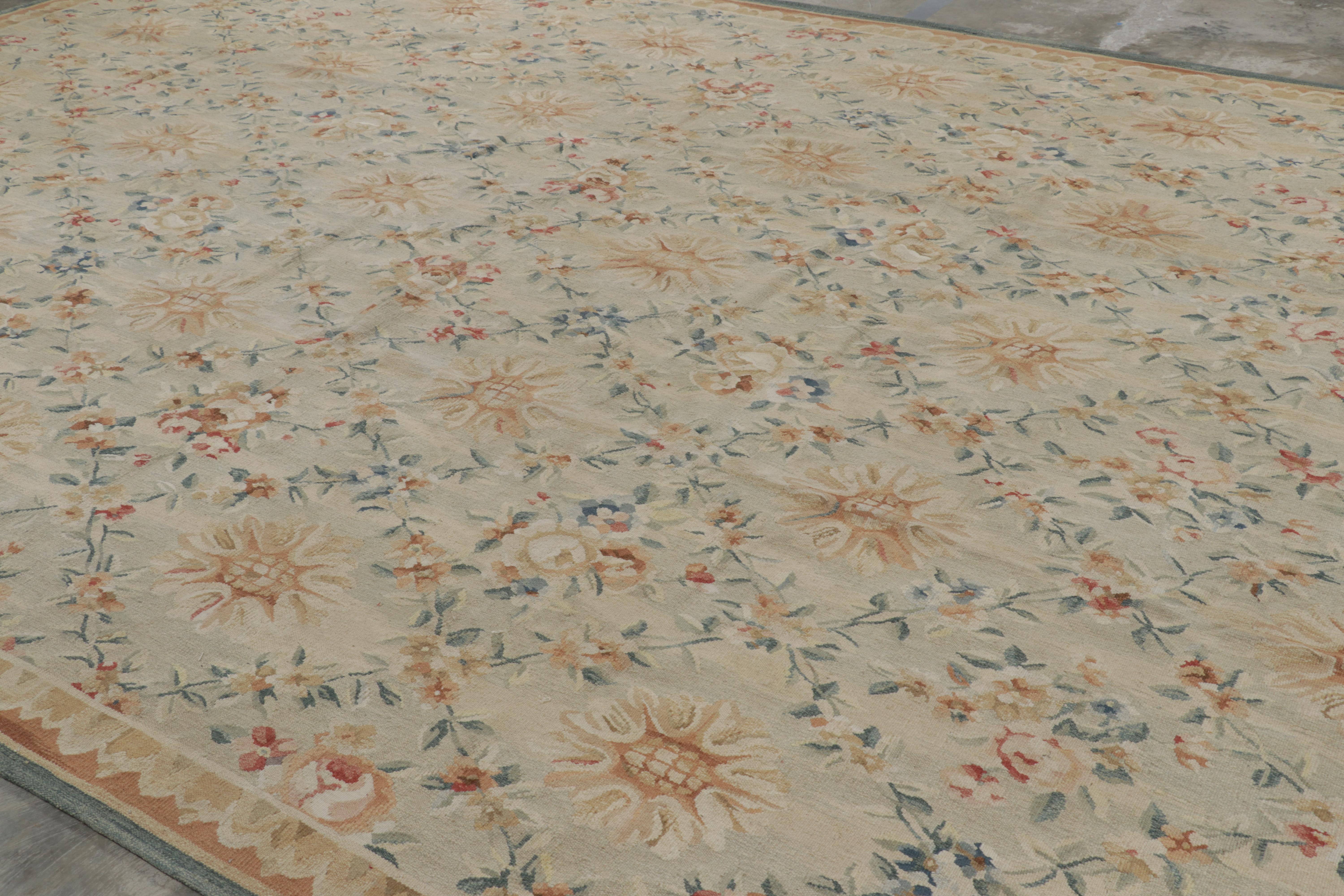 Tissé à la main Rug & Kilim's Oversized Aubusson Style Rug in Beige-Cream with Floral Patterns (tapis surdimensionné de style Aubusson en beige-crème avec des motifs floraux) en vente