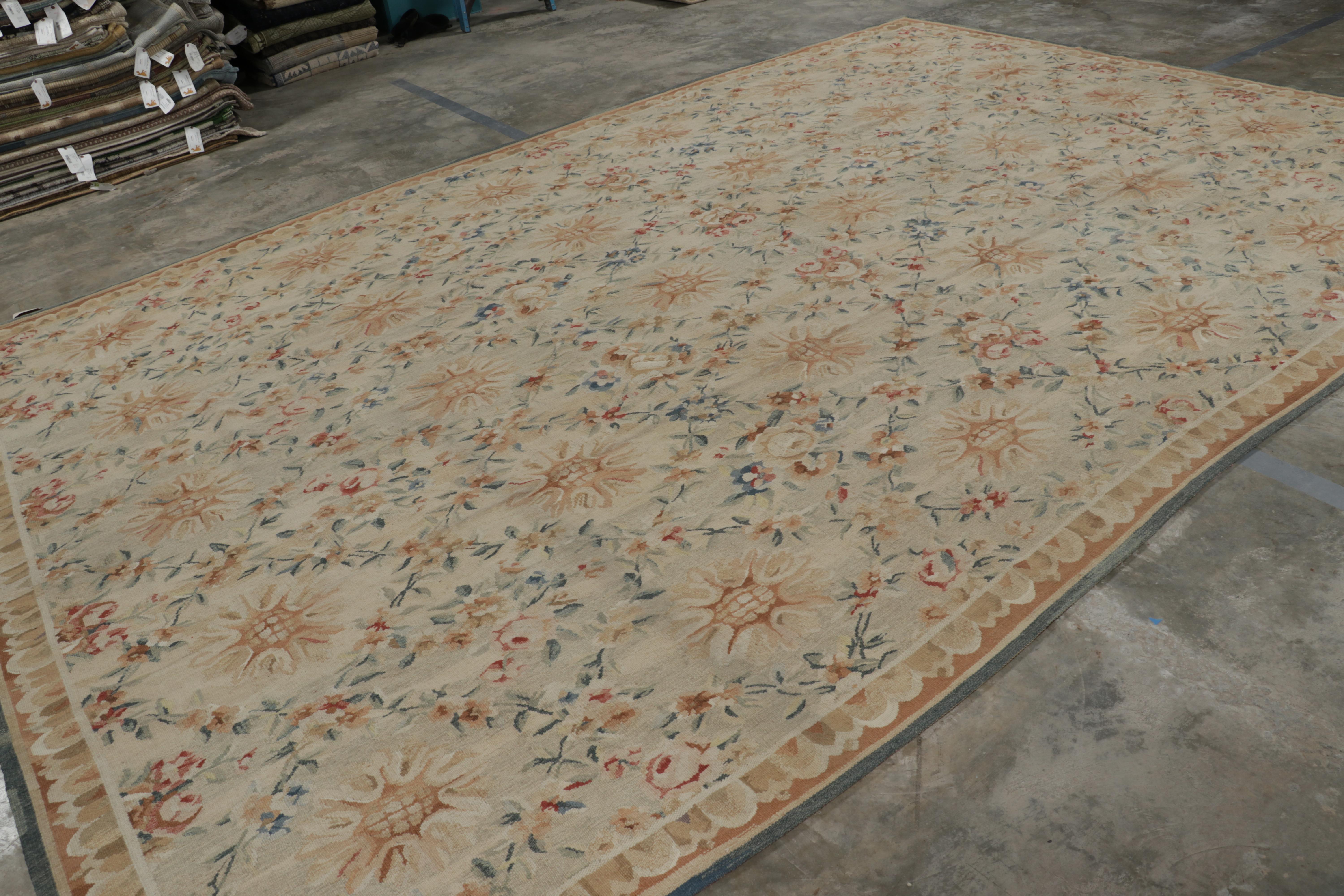 Tissé à la main Rug & Kilim's Oversized Aubusson Style Rug in Beige-Cream with Floral Patterns (tapis surdimensionné de style Aubusson en beige-crème avec des motifs floraux) en vente