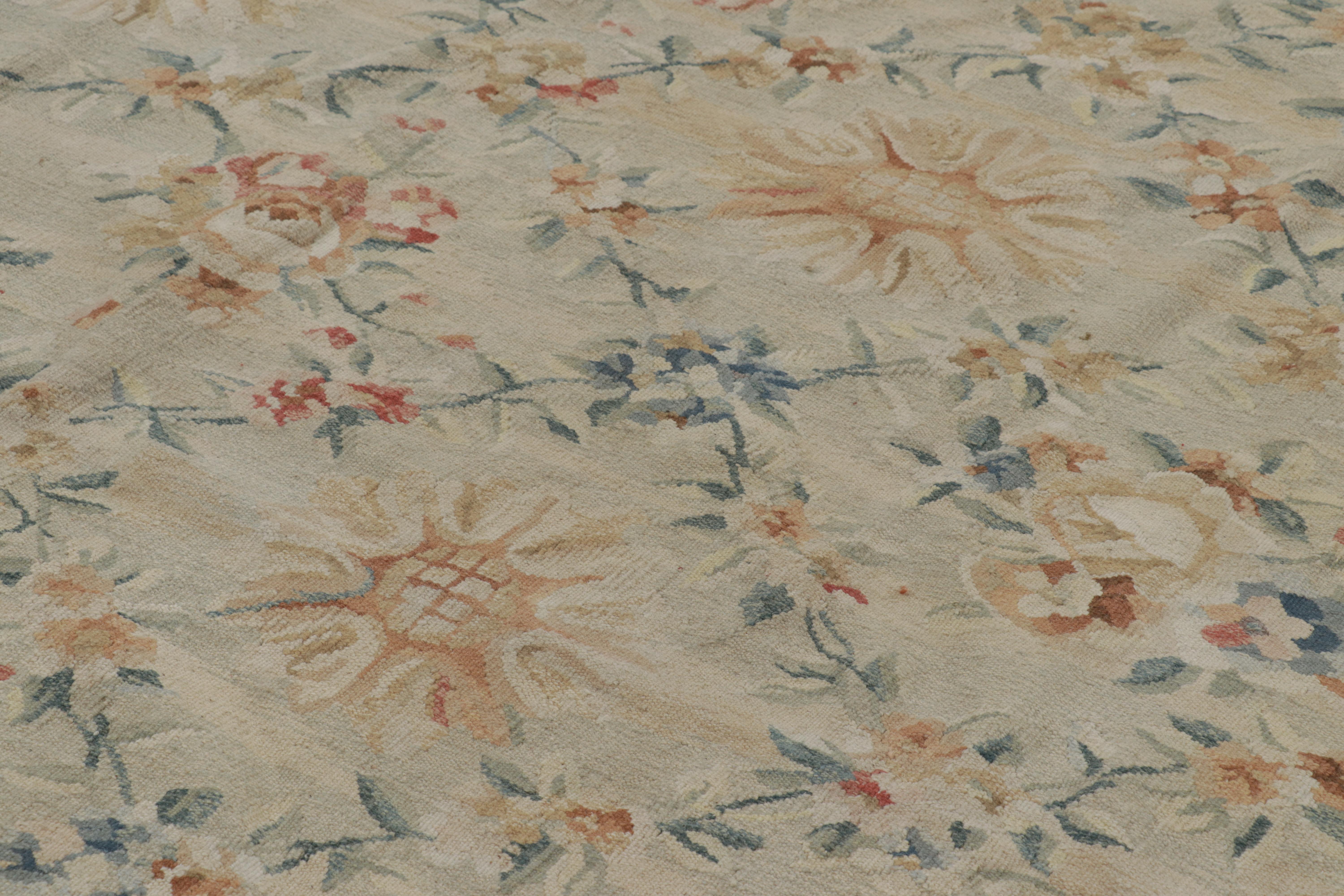 Rug & Kilim's Oversized Aubusson Style Rug in Beige-Cream with Floral Patterns (tapis surdimensionné de style Aubusson en beige-crème avec des motifs floraux) Neuf - En vente à Long Island City, NY