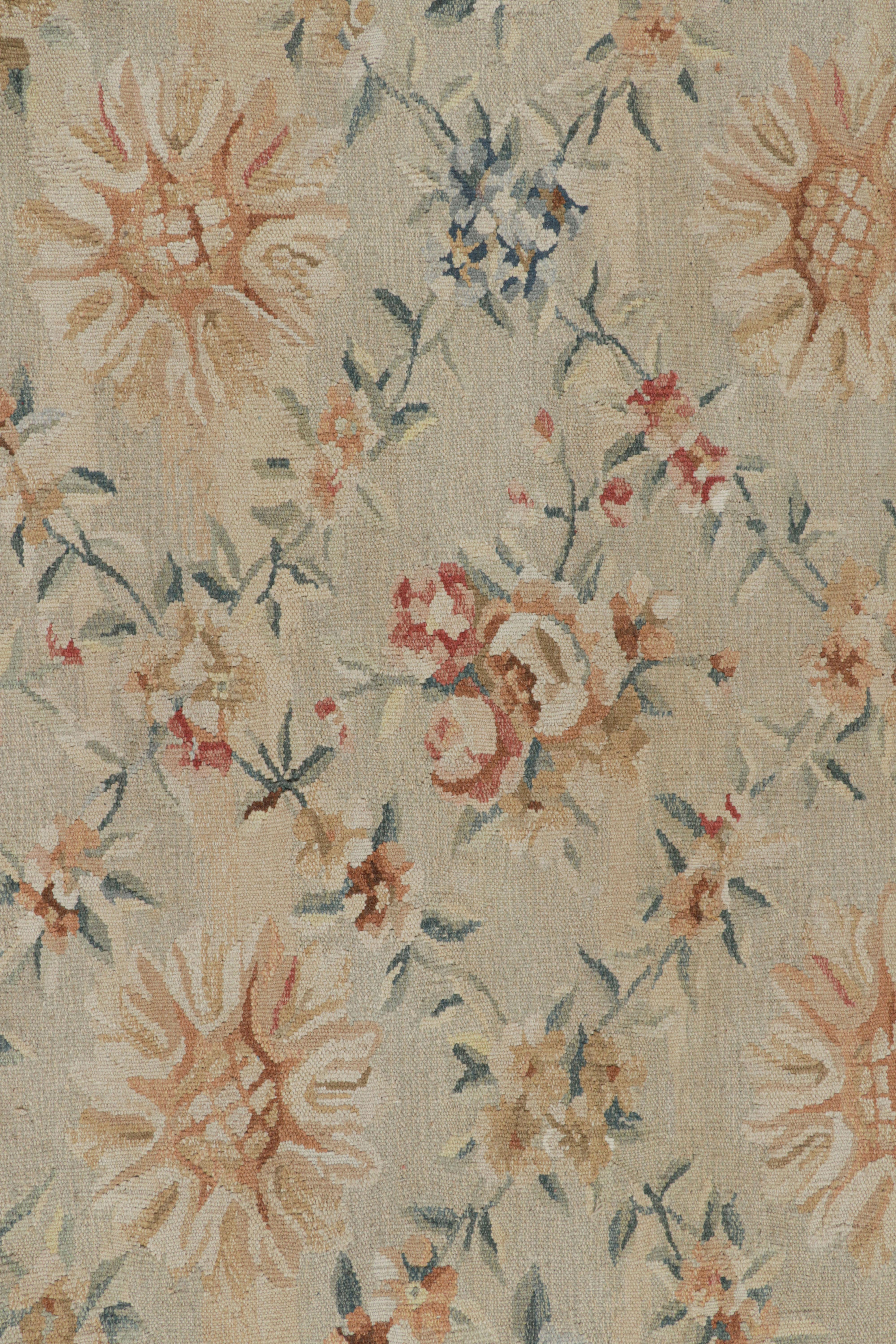XXIe siècle et contemporain Rug & Kilim's Oversized Aubusson Style Rug in Beige-Cream with Floral Patterns (tapis surdimensionné de style Aubusson en beige-crème avec des motifs floraux) en vente