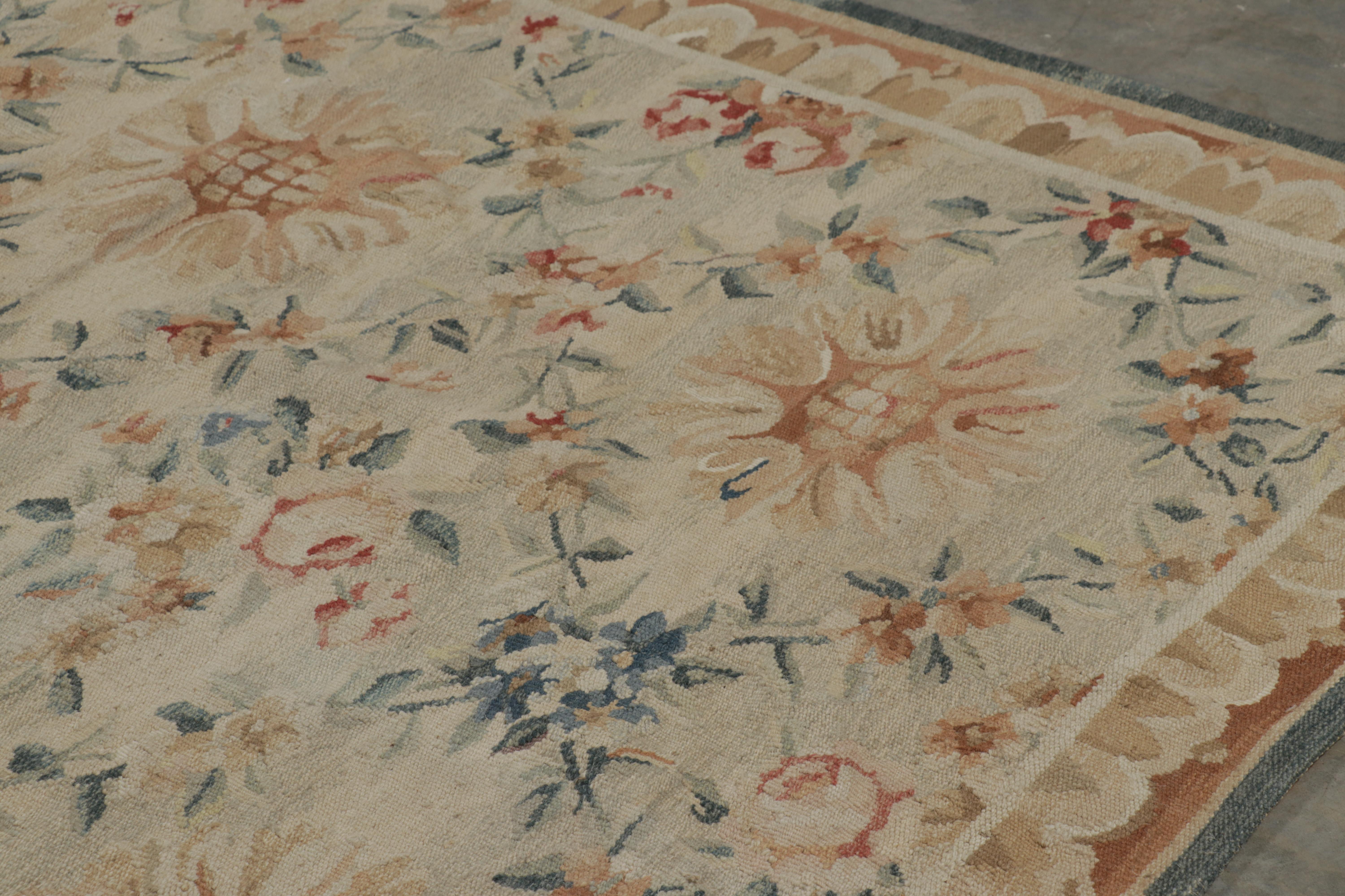XXIe siècle et contemporain Rug & Kilim's Oversized Aubusson Style Rug in Beige-Cream with Floral Patterns (tapis surdimensionné de style Aubusson en beige-crème avec des motifs floraux) en vente