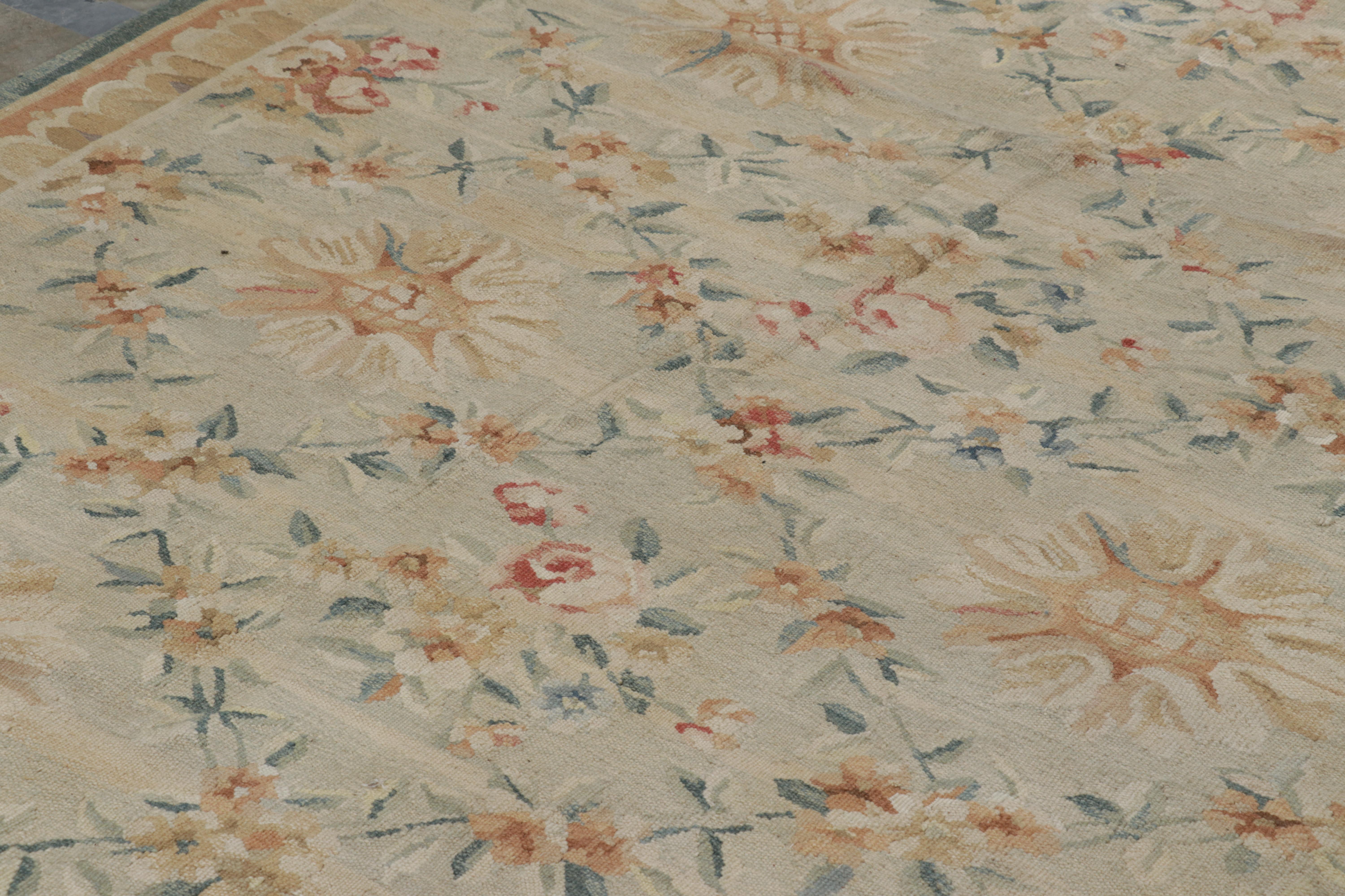 XXIe siècle et contemporain Rug & Kilim's Oversized Aubusson Style Rug in Beige-Cream with Floral Patterns (tapis surdimensionné de style Aubusson en beige-crème avec des motifs floraux) en vente