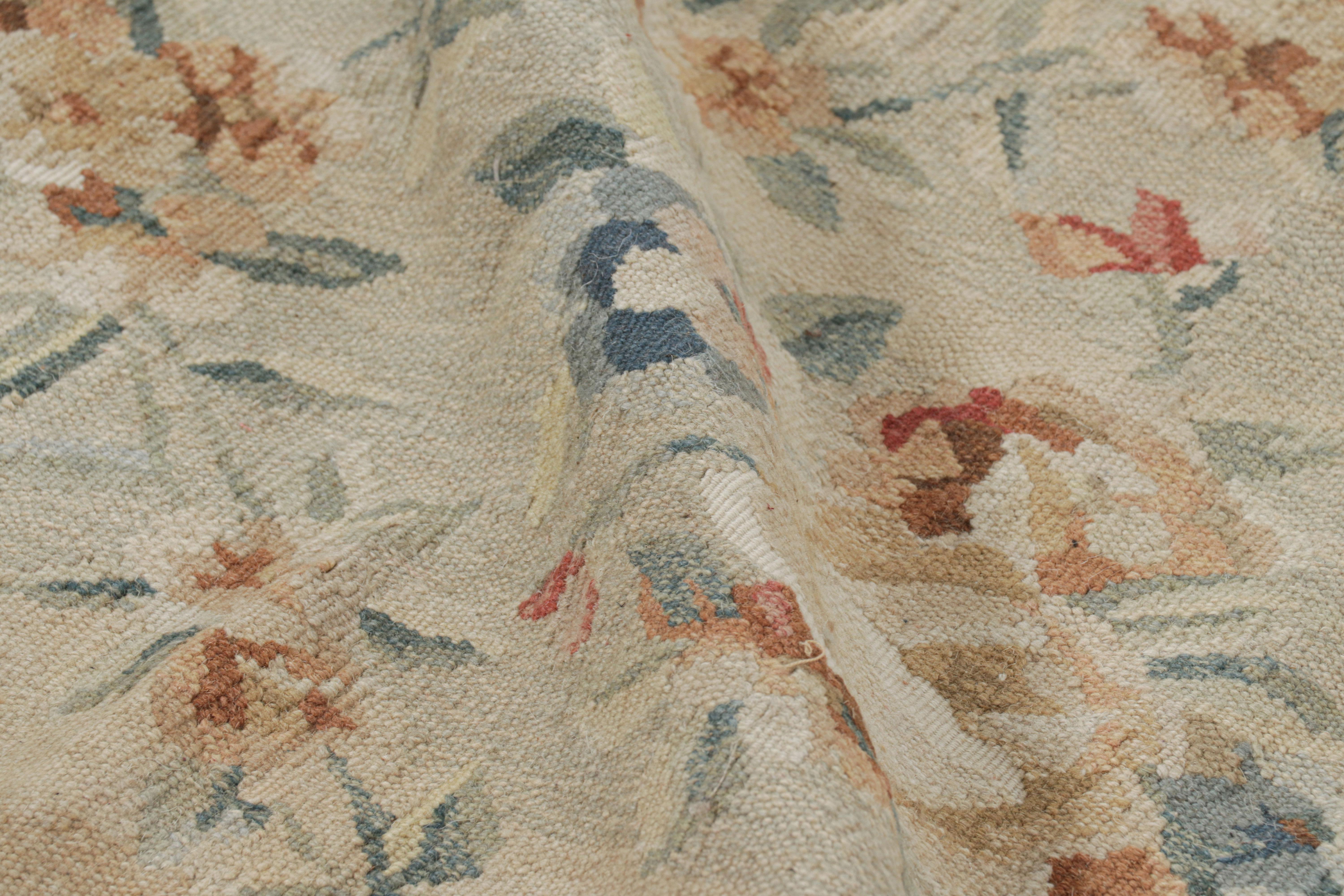 Laine Rug & Kilim's Oversized Aubusson Style Rug in Beige-Cream with Floral Patterns (tapis surdimensionné de style Aubusson en beige-crème avec des motifs floraux) en vente