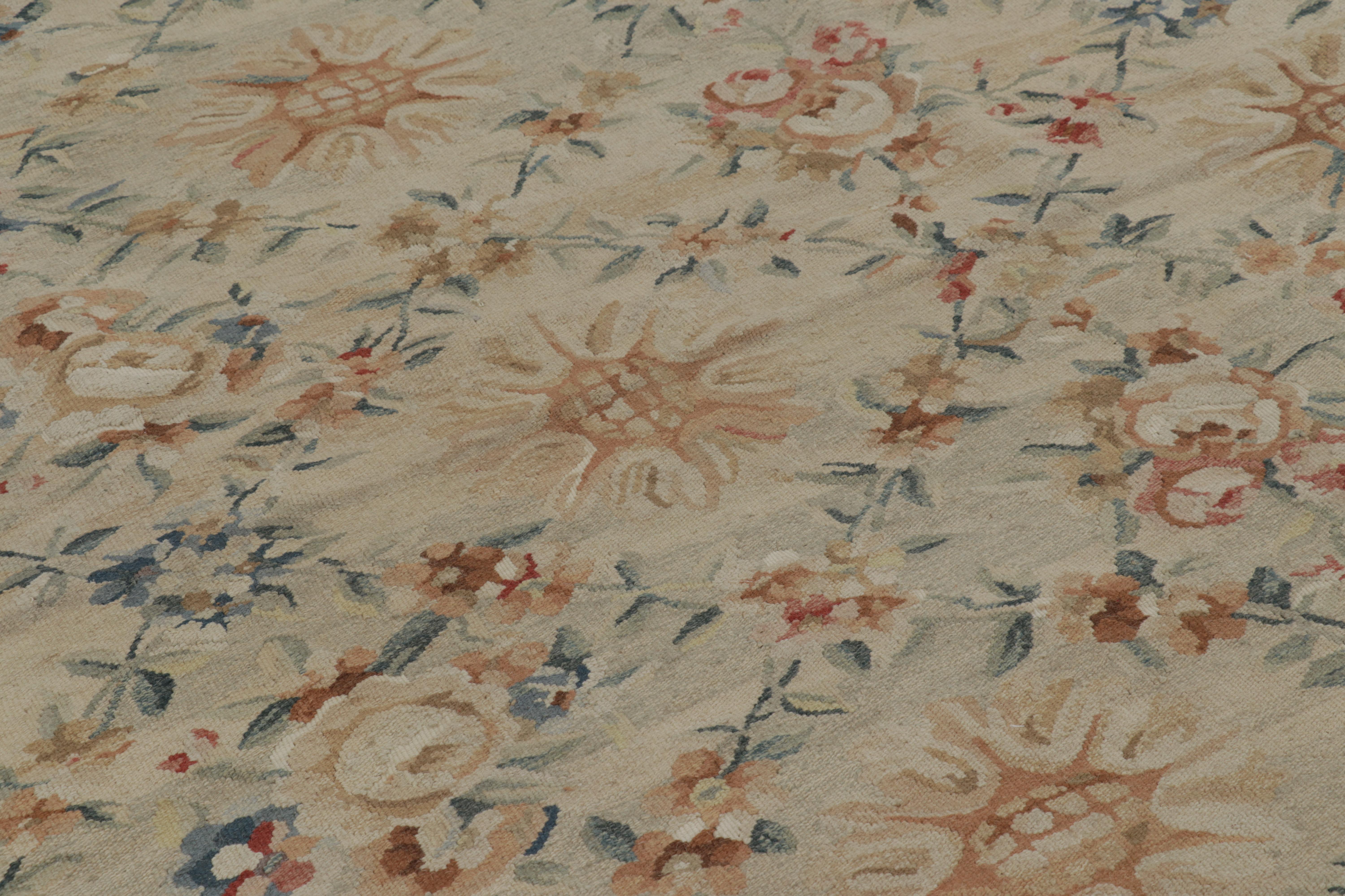 Laine Rug & Kilim's Oversized Aubusson Style Rug in Beige-Cream with Floral Patterns (tapis surdimensionné de style Aubusson en beige-crème avec des motifs floraux) en vente