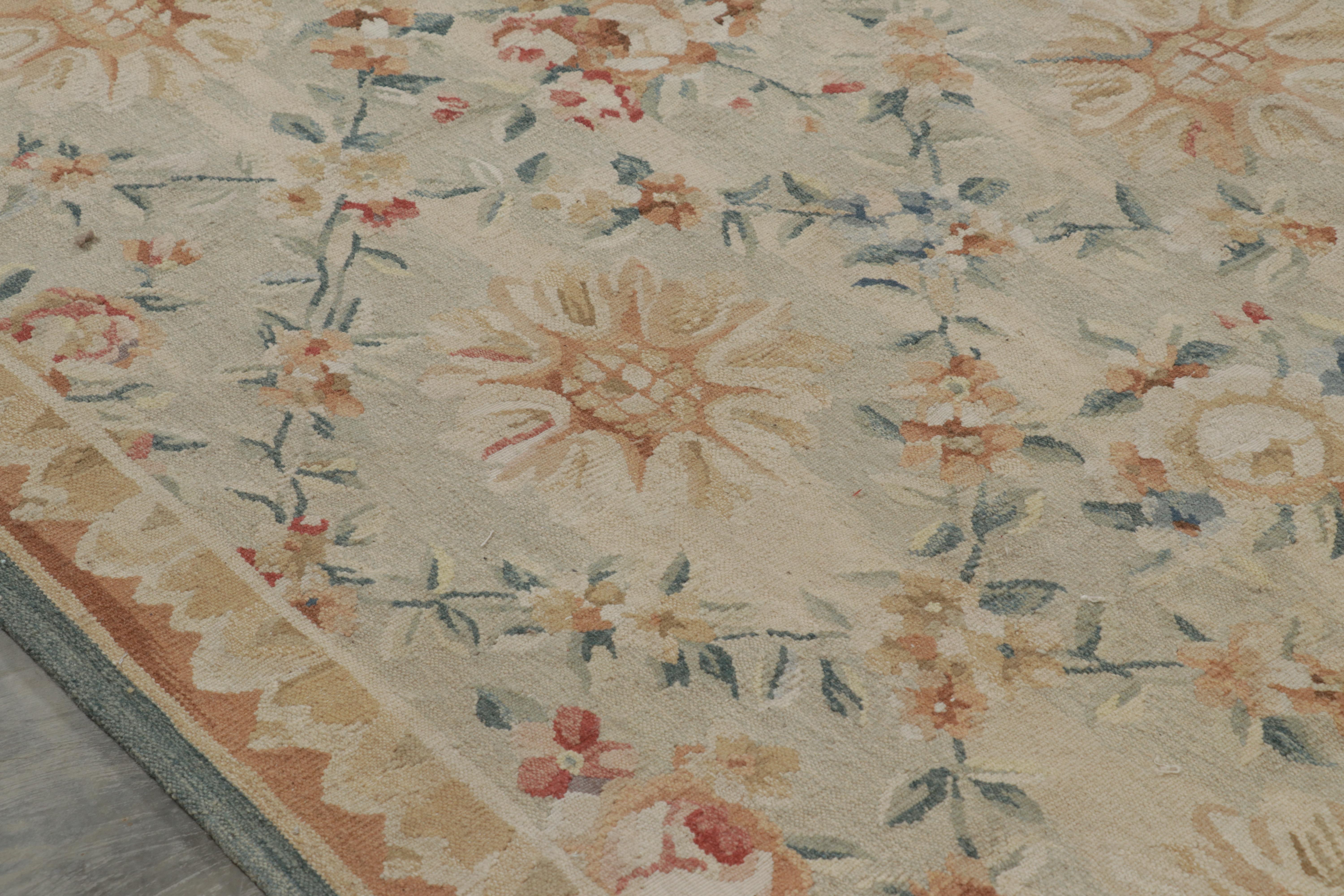 Laine Rug & Kilim's Oversized Aubusson Style Rug in Beige-Cream with Floral Patterns (tapis surdimensionné de style Aubusson en beige-crème avec des motifs floraux) en vente