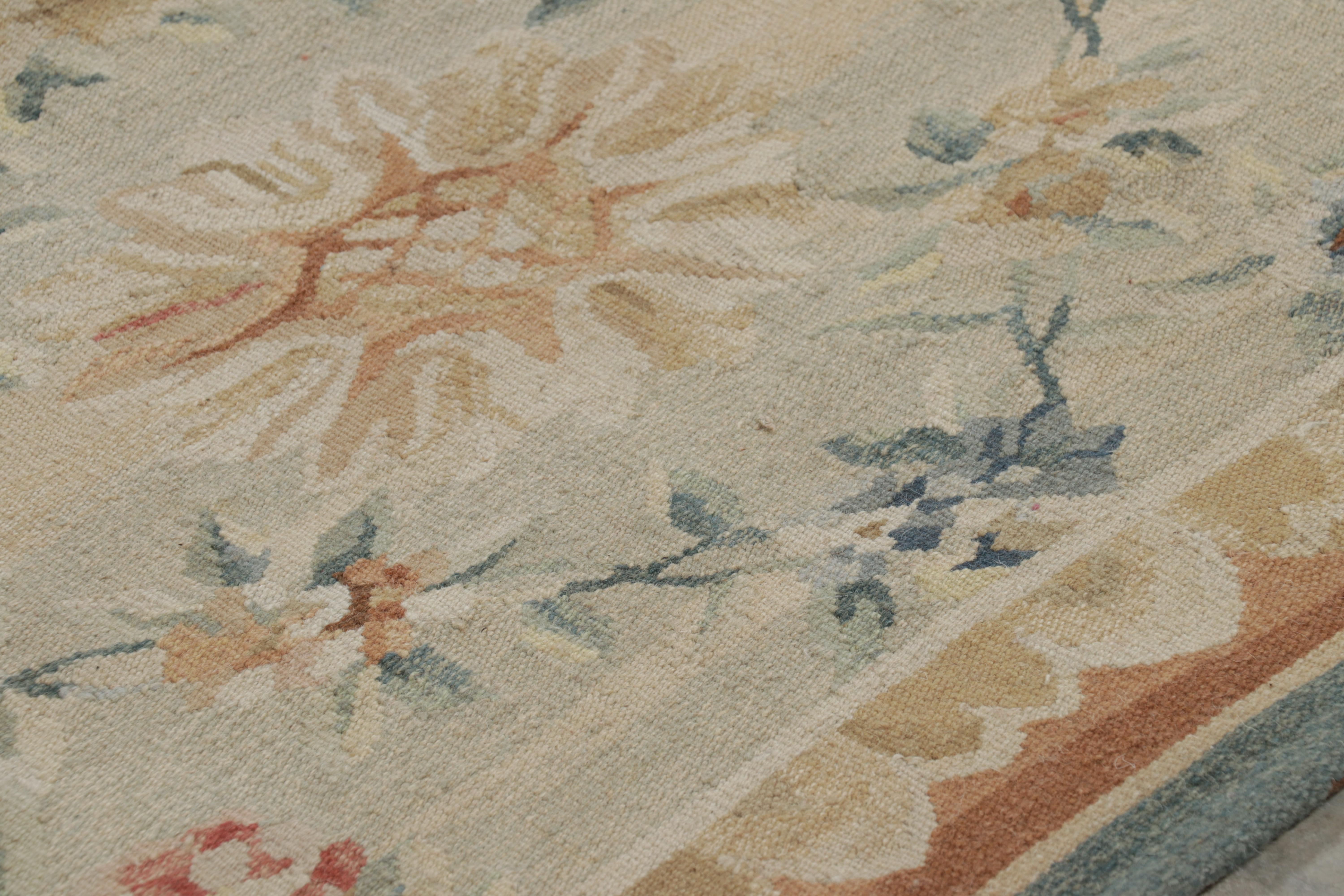 Rug & Kilim's Oversized Aubusson Style Rug in Beige-Cream with Floral Patterns (tapis surdimensionné de style Aubusson en beige-crème avec des motifs floraux) en vente 1