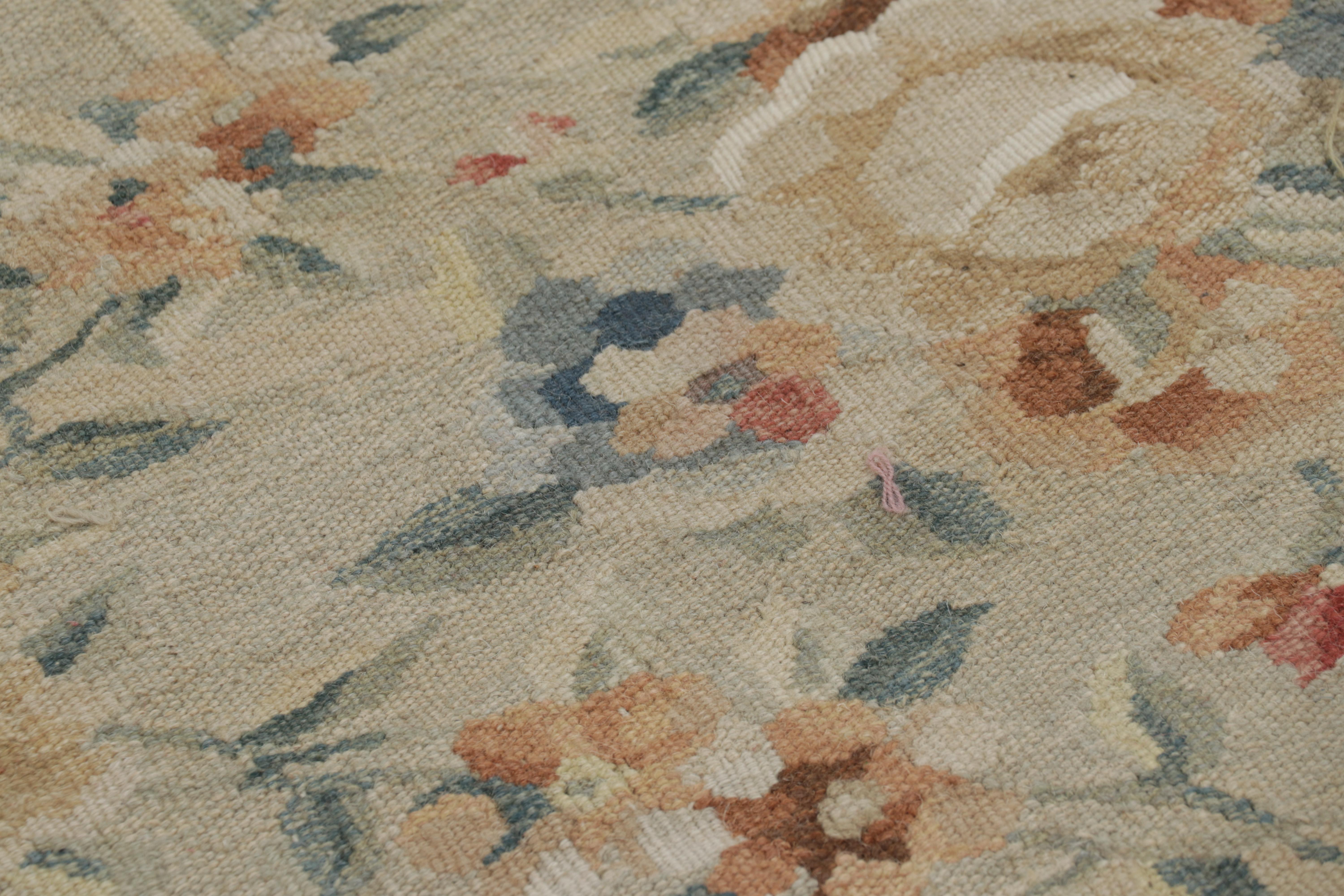 Rug & Kilim's Oversized Aubusson Style Rug in Beige-Cream with Floral Patterns (tapis surdimensionné de style Aubusson en beige-crème avec des motifs floraux) en vente 2