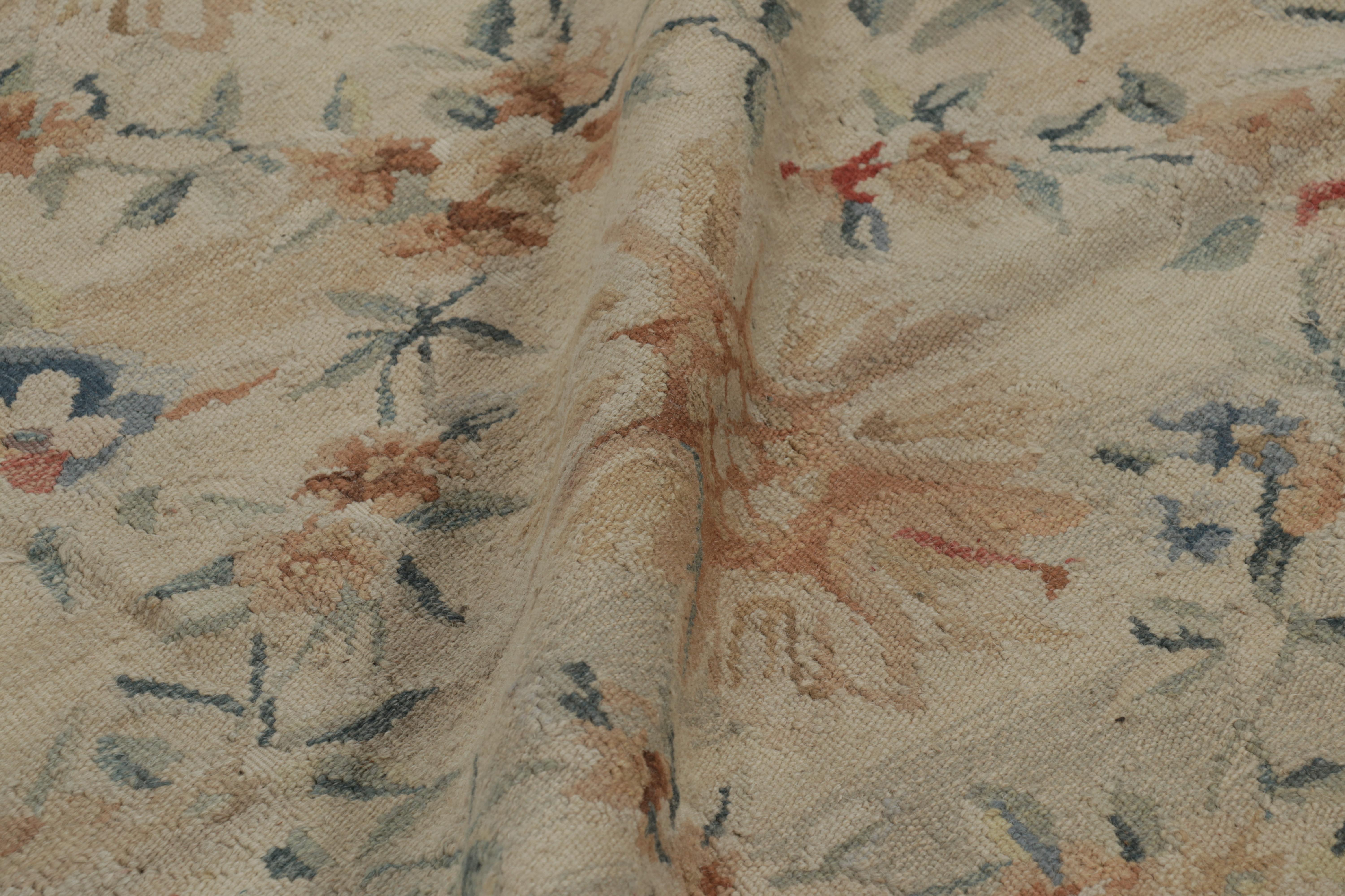 Rug & Kilim's Oversized Aubusson Style Rug in Beige-Cream with Floral Patterns (tapis surdimensionné de style Aubusson en beige-crème avec des motifs floraux) en vente 2