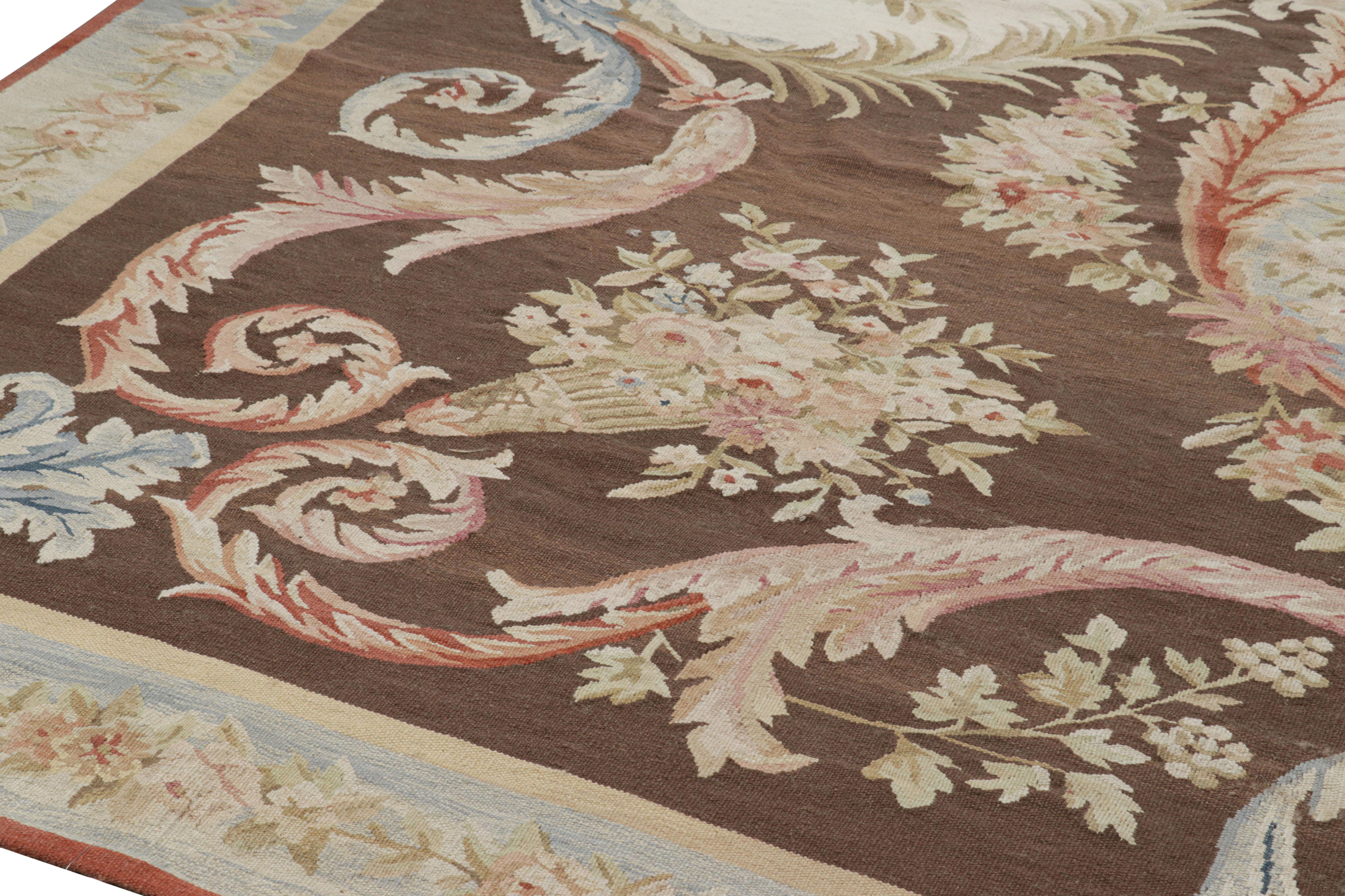 Chinois Rug & Kilim's Oversized Aubusson Style Rug in Brown with Medallion and Florals (Tapis d'Aubusson surdimensionné avec médaillon et fleurs) en vente