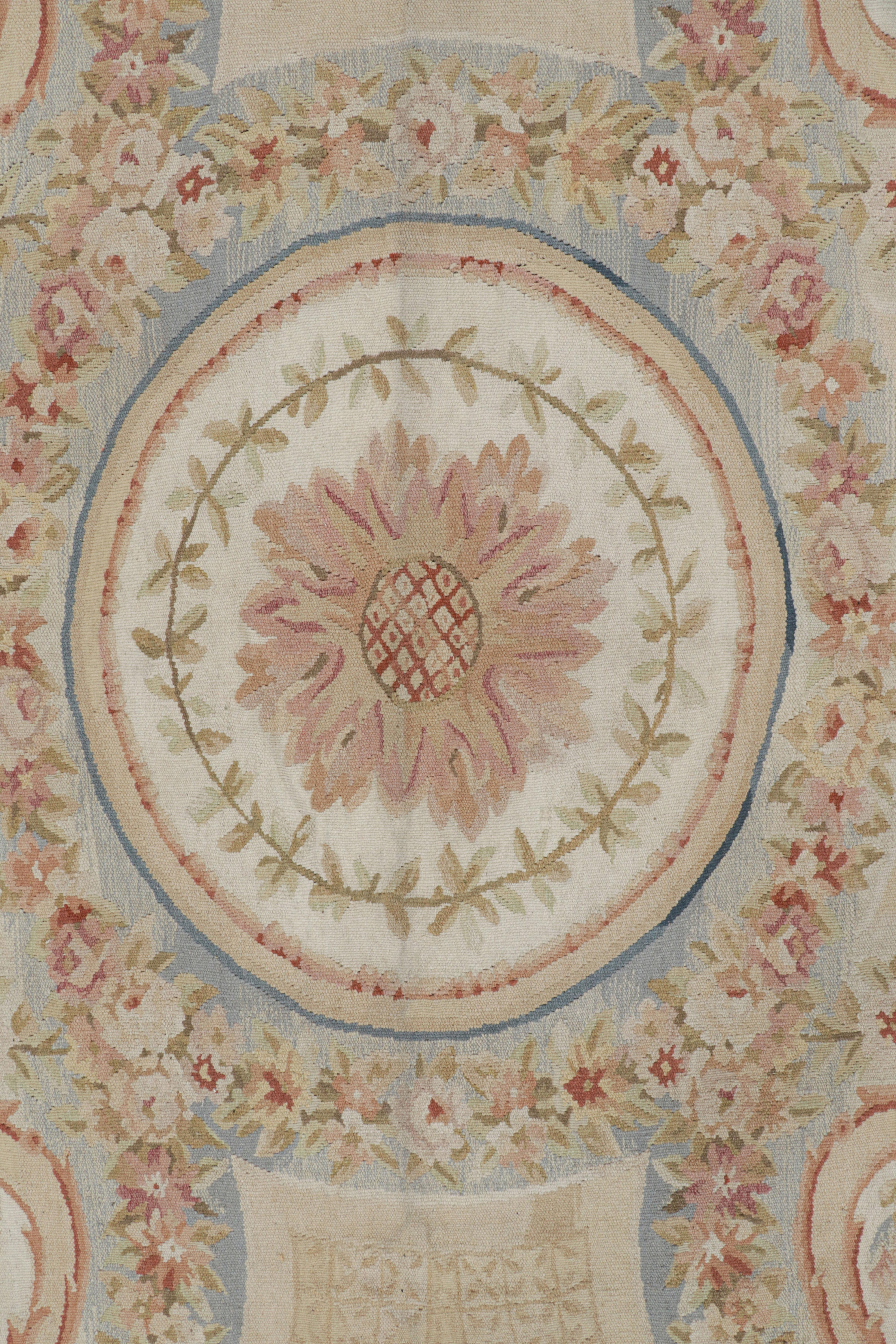 XXIe siècle et contemporain Rug & Kilim's Oversized Aubusson Style Rug in Brown with Medallion and Florals (Tapis d'Aubusson surdimensionné avec médaillon et fleurs) en vente