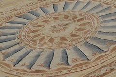 Rug & Kilim's Oversized Aubusson Style Rug in Gold & Beige with Floral Medallion (tapis surdimensionné de style Aubusson en or et beige avec médaillon floral)