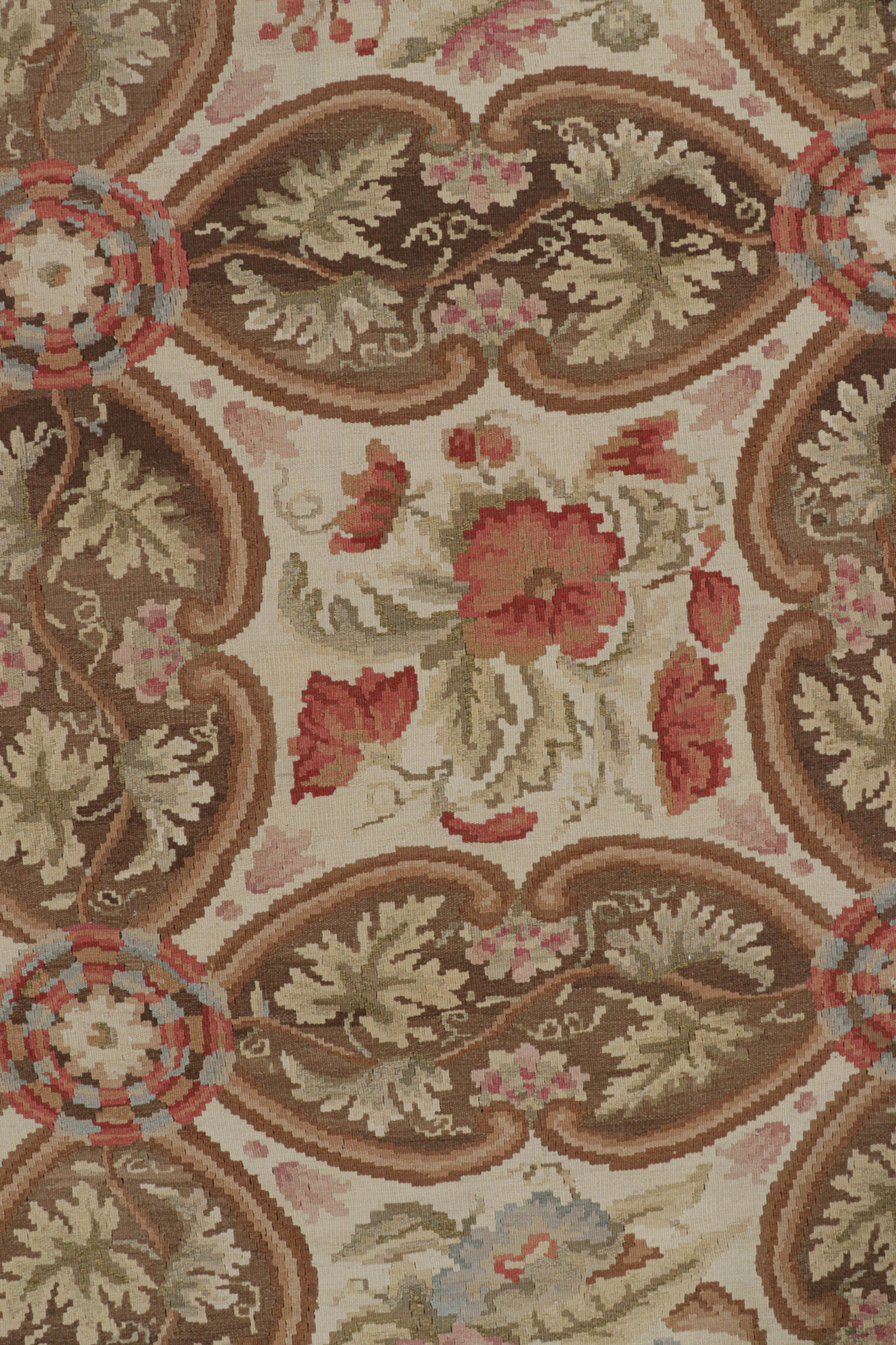 Chinois Rug & Kilim's Oversized Bessarabian Style Rug in Beige-Brown with Floral Pattern (tapis de style bessarabien surdimensionné en beige et brun avec motif floral) en vente