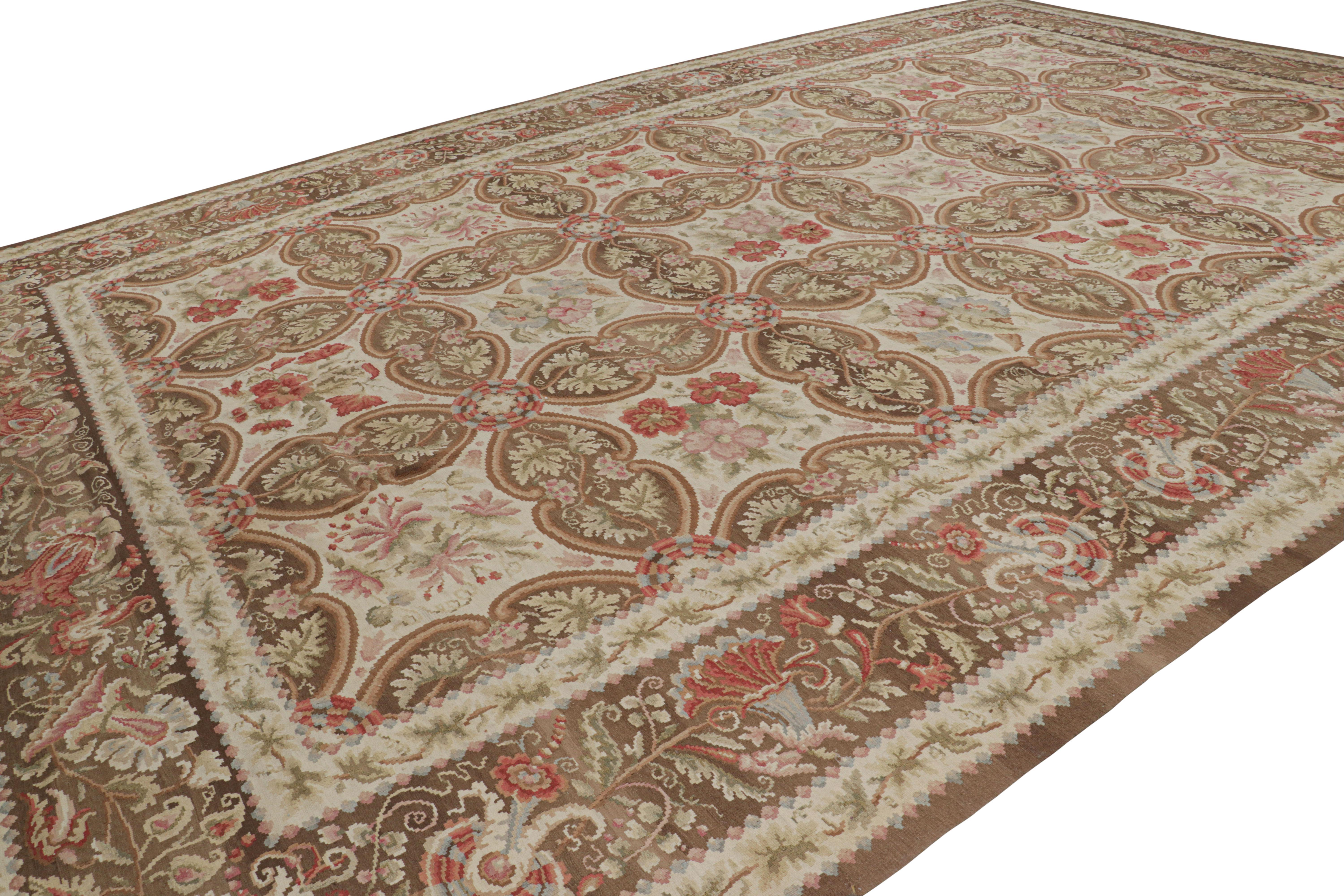 Tissé à la main Rug & Kilim's Oversized Bessarabian Style Rug in Beige-Brown with Floral Pattern (tapis de style bessarabien surdimensionné en beige et brun avec motif floral) en vente