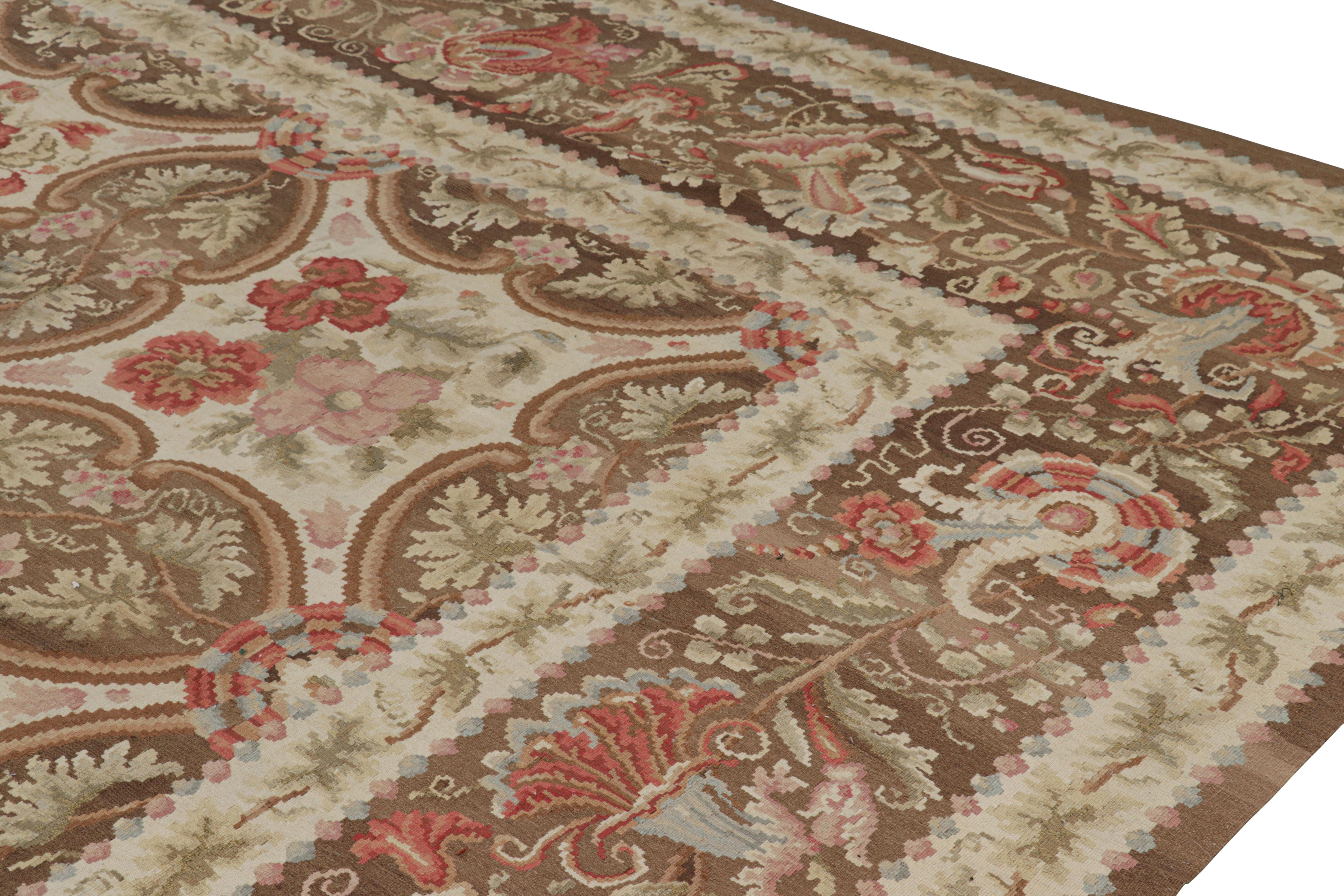 XXIe siècle et contemporain Rug & Kilim's Oversized Bessarabian Style Rug in Beige-Brown with Floral Pattern (tapis de style bessarabien surdimensionné en beige et brun avec motif floral) en vente