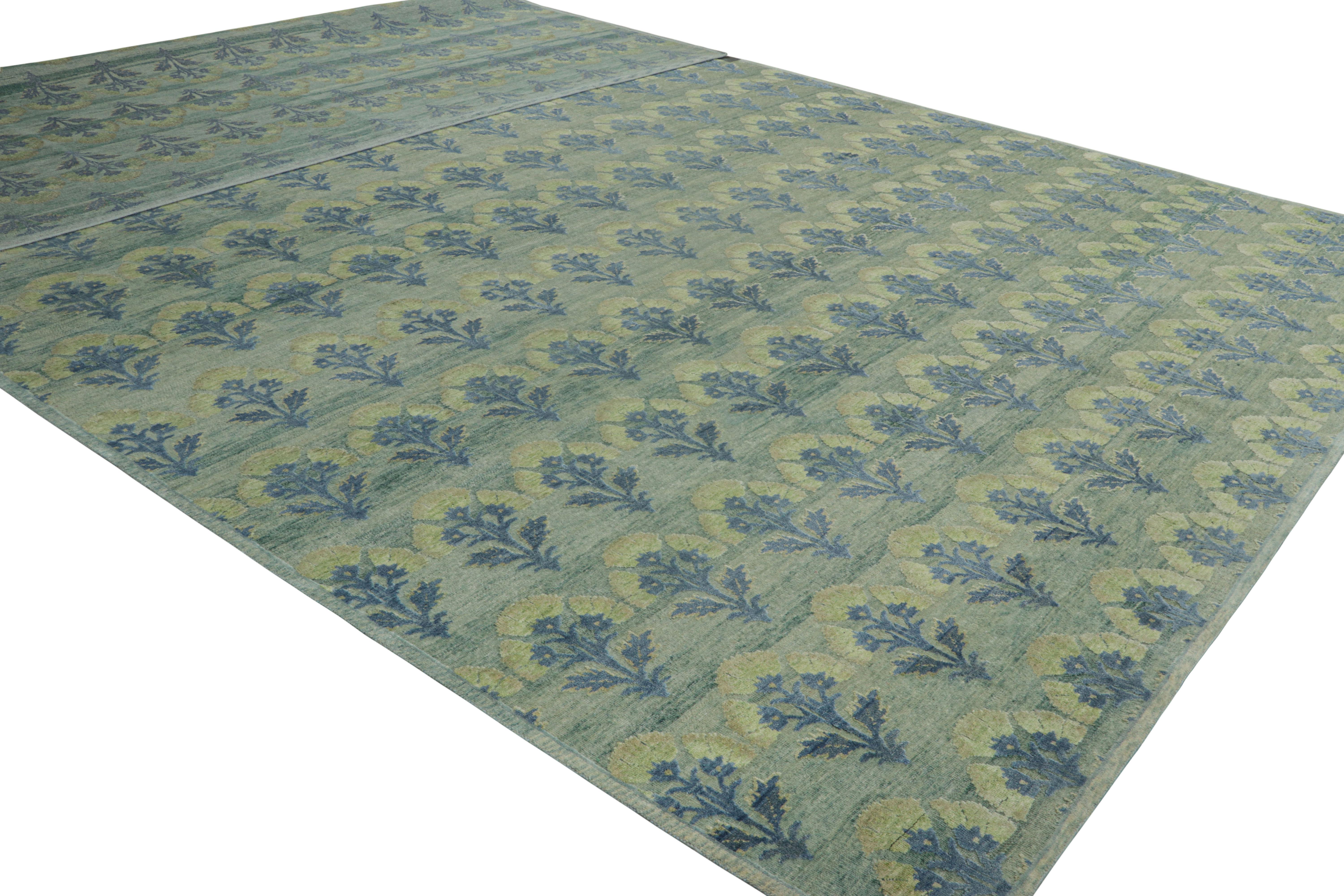 Rug & Kilim's Oversized Block Print Custom Rug Design, Blaue und Grüne Blumen (Moderne) im Angebot
