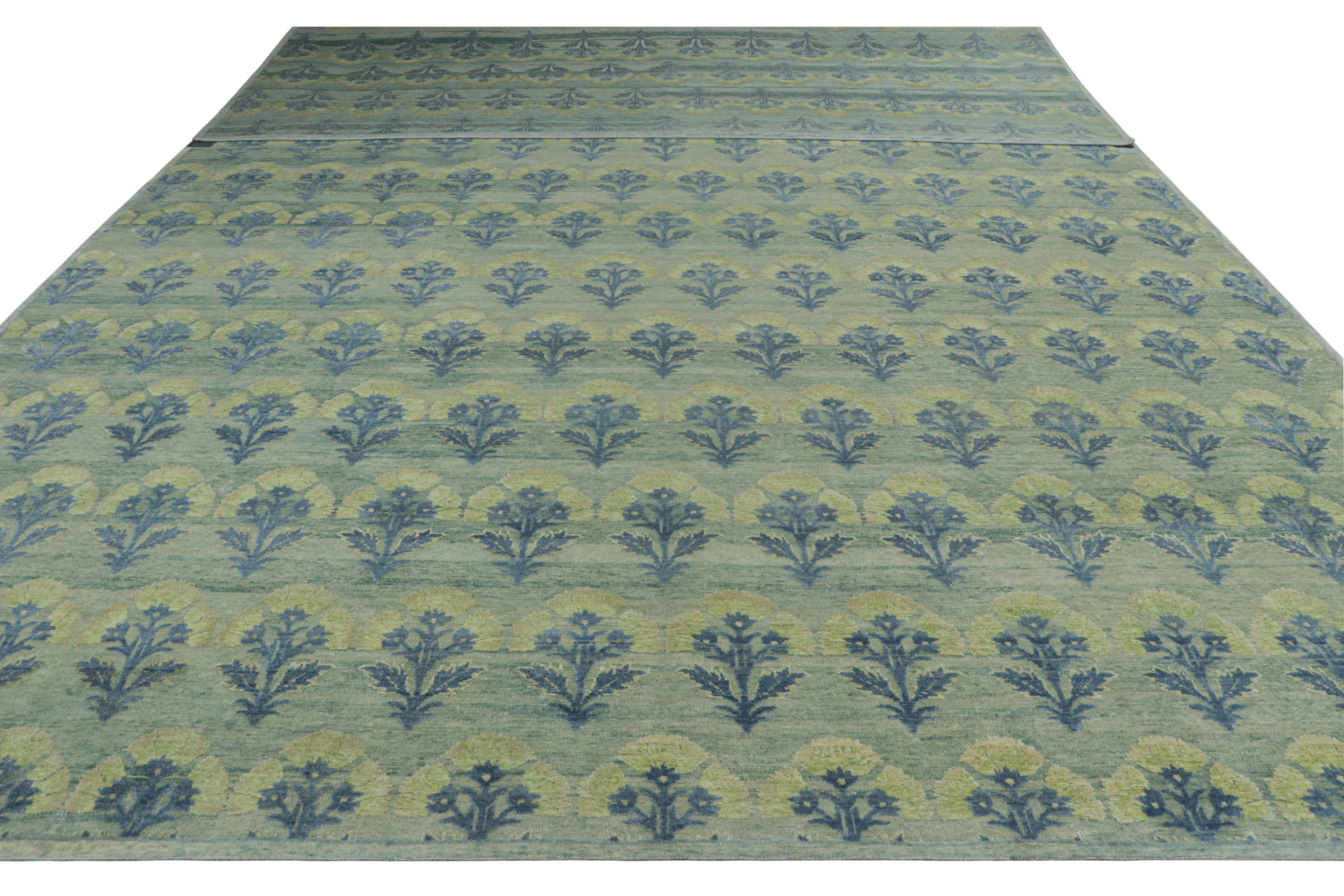 Rug & Kilim's Oversized Block Print Custom Rug Design, Blaue und Grüne Blumen (Indisch) im Angebot