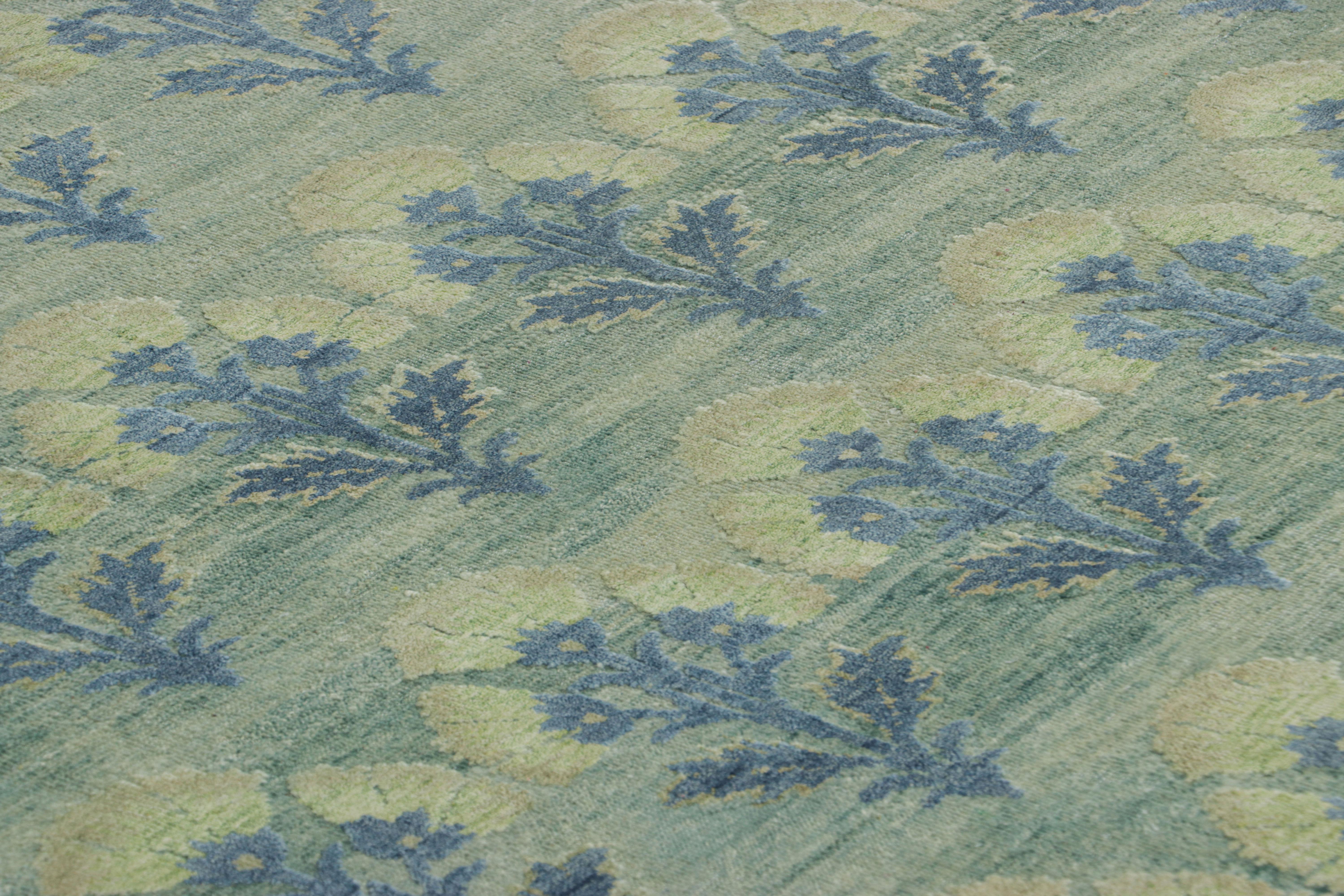 Rug & Kilim's Oversized Block Print Custom Rug Design, Blaue und Grüne Blumen (Handgeknüpft) im Angebot