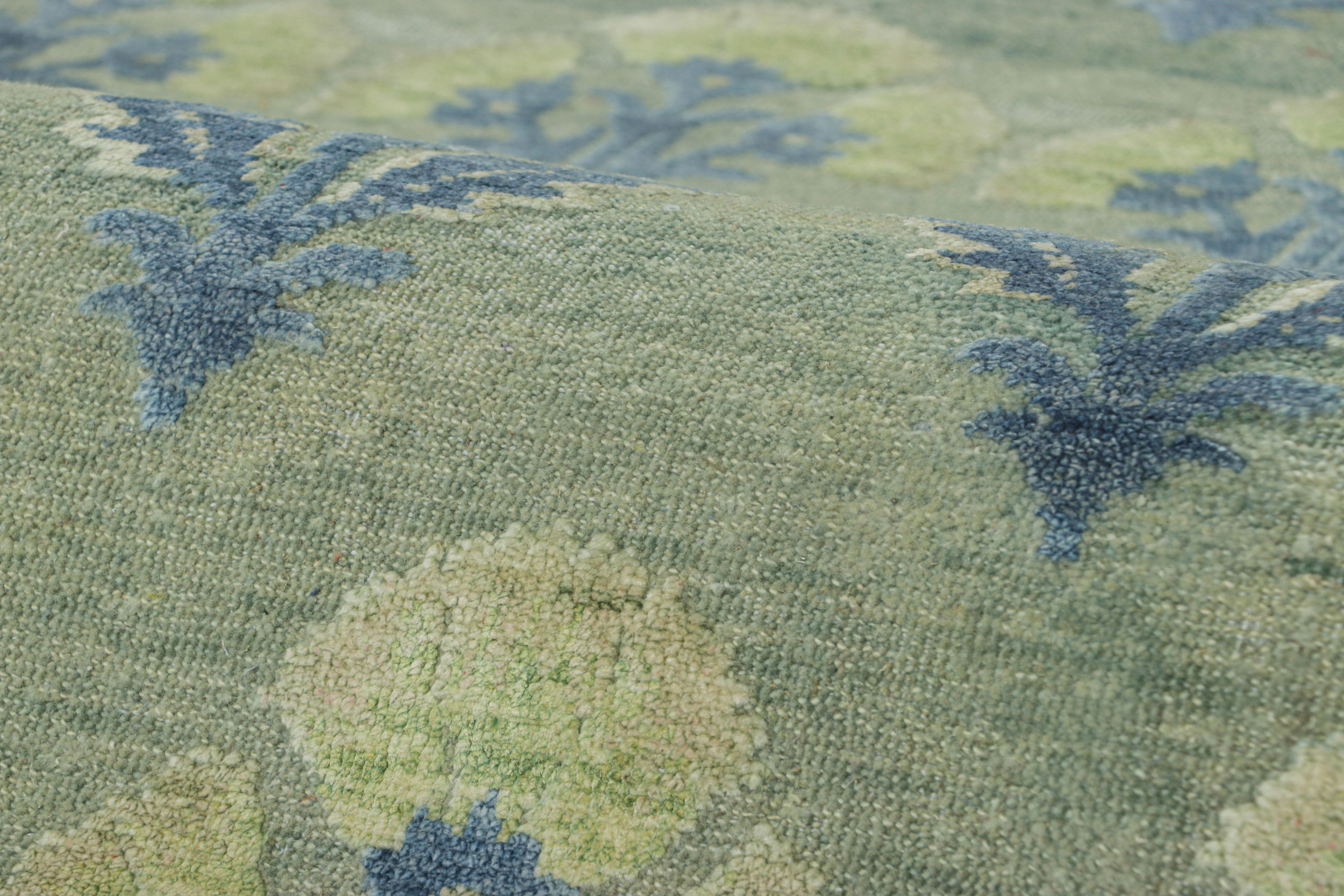 Rug & Kilim's Oversized Block Print Custom Rug Design, Blaue und Grüne Blumen im Zustand „Neu“ im Angebot in Long Island City, NY