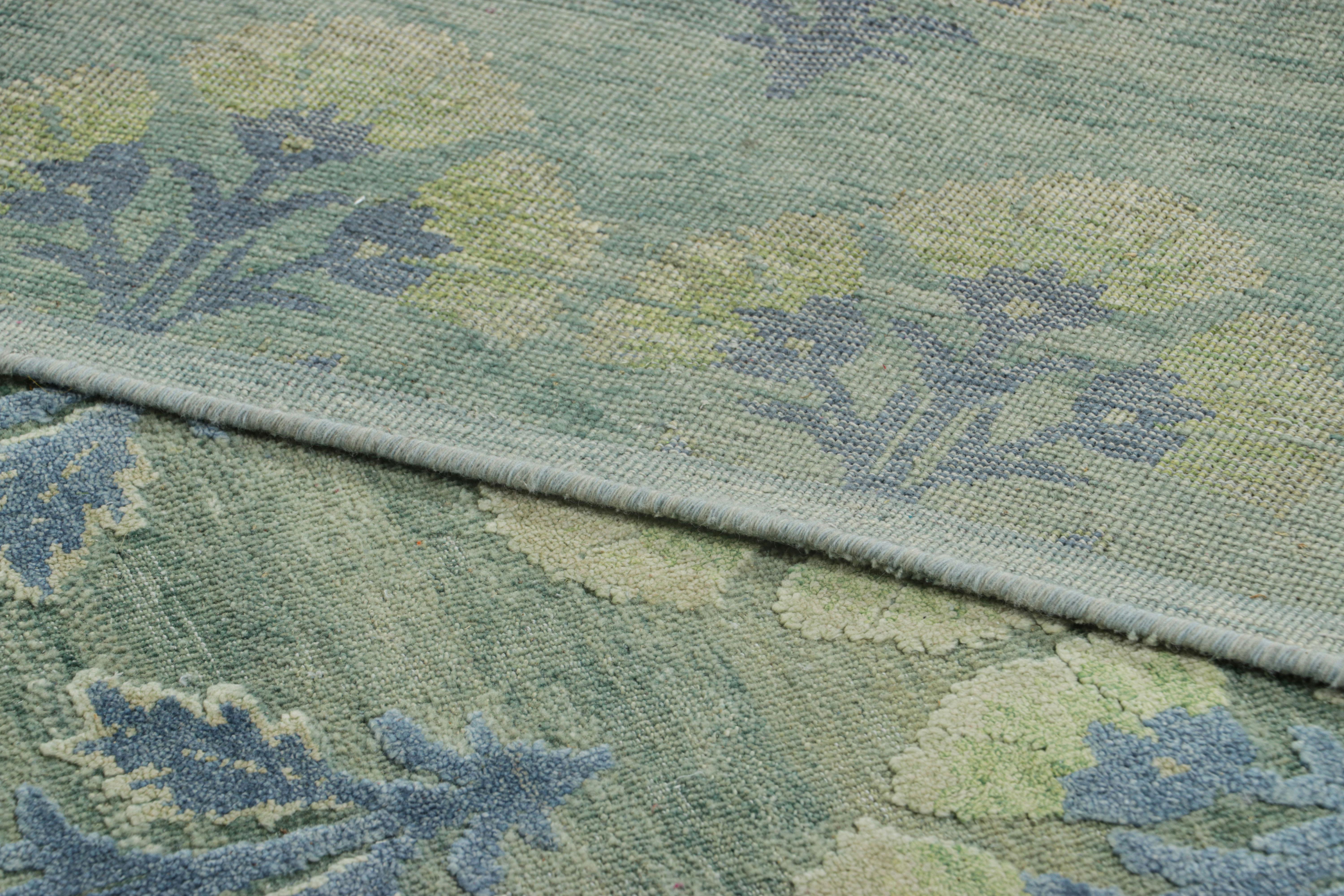 Rug & Kilim's Oversized Block Print Custom Rug Design, Blaue und Grüne Blumen (21. Jahrhundert und zeitgenössisch) im Angebot