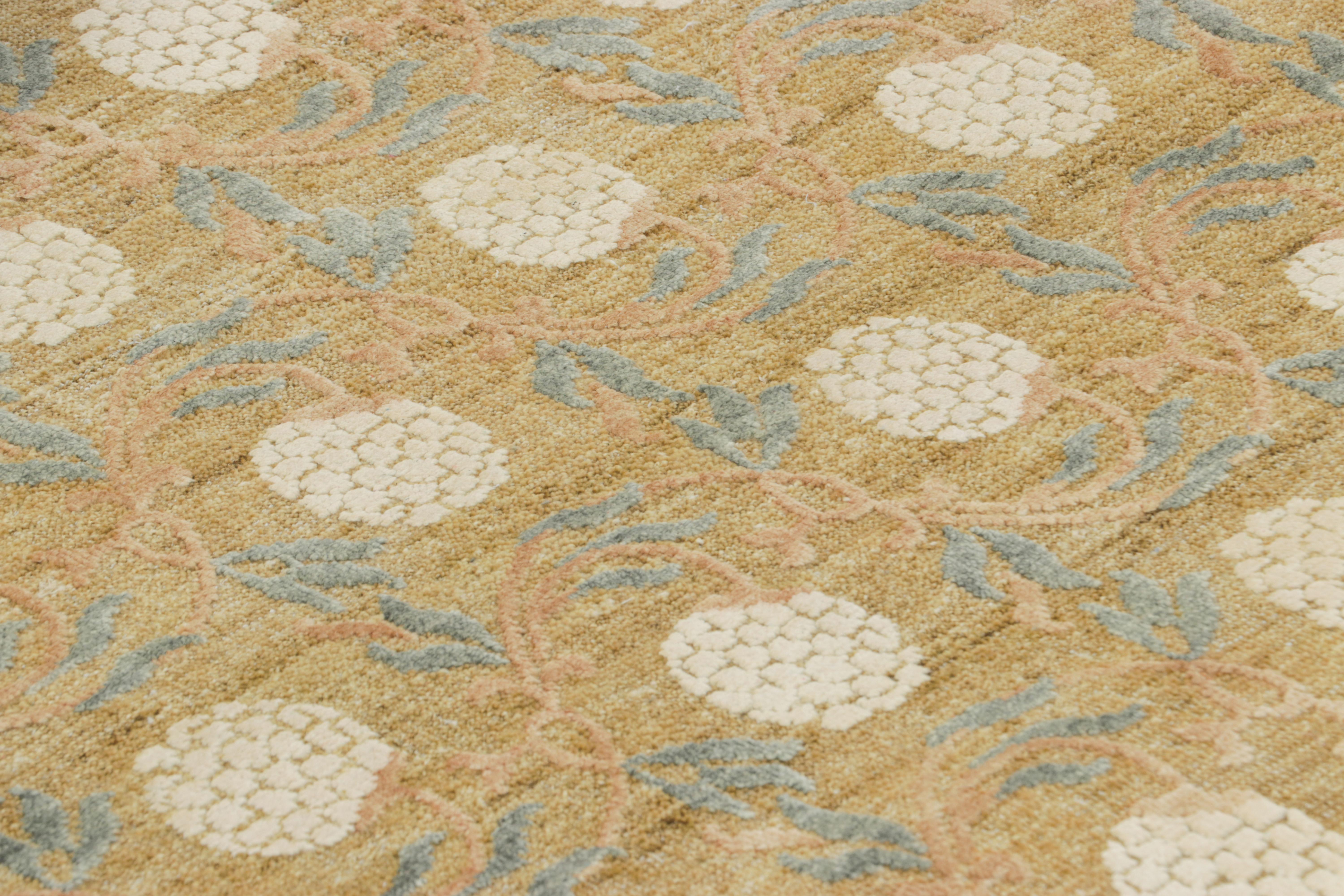 Noué à la main en laine, ce design de tapis 14x16 est un ajout audacieux à la Collectional Block Print de Rug & Kilim's - une nouvelle approche sophistiquée et élégante d'un style historique.

Sur le Design : 

Cette pièce présente un champ ocre