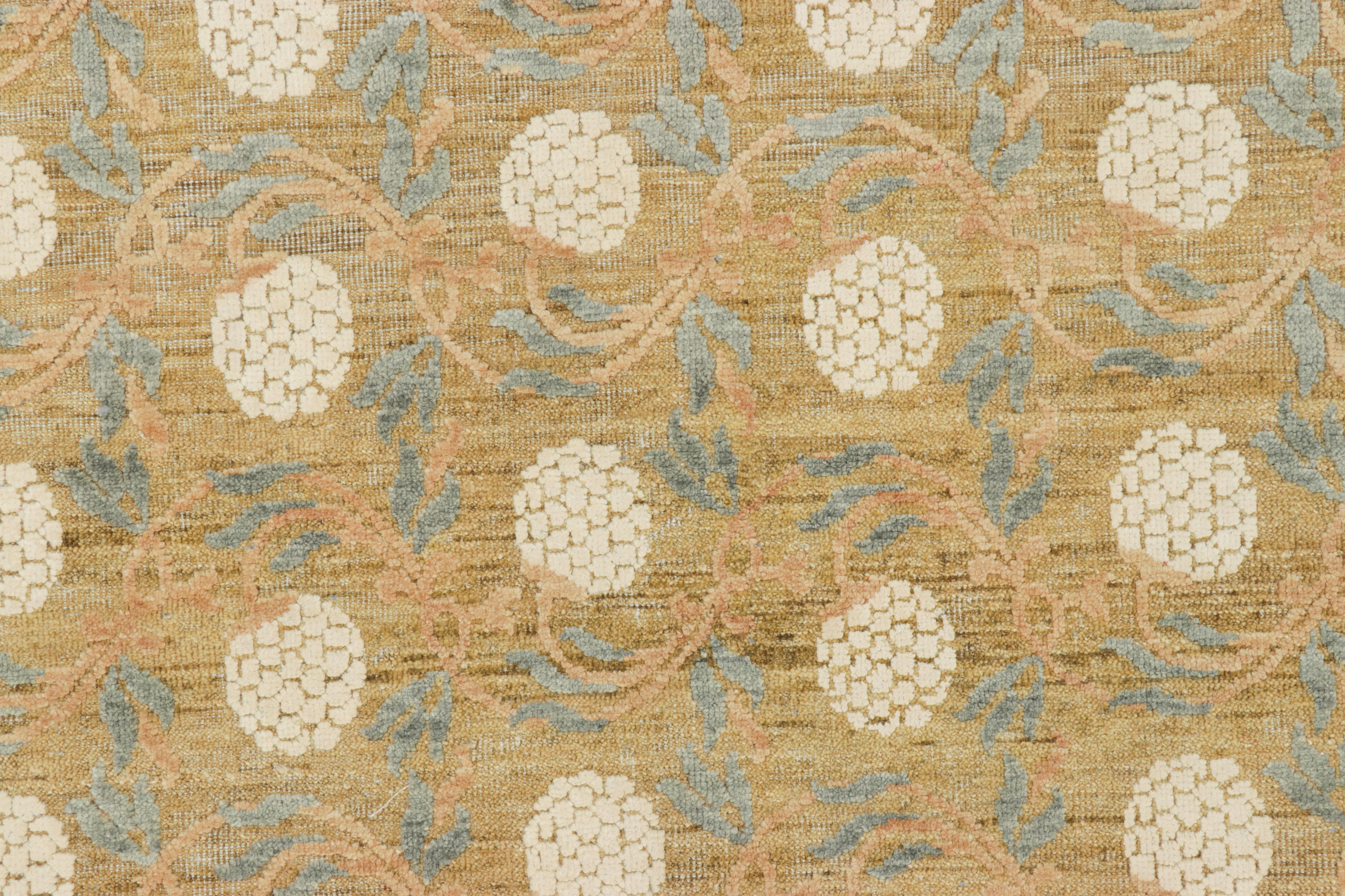 Indien Rug & Kilim's Oversized Block Print Rug in Gold with Cream Floral Patterns (tapis surdimensionné à motifs floraux) en vente