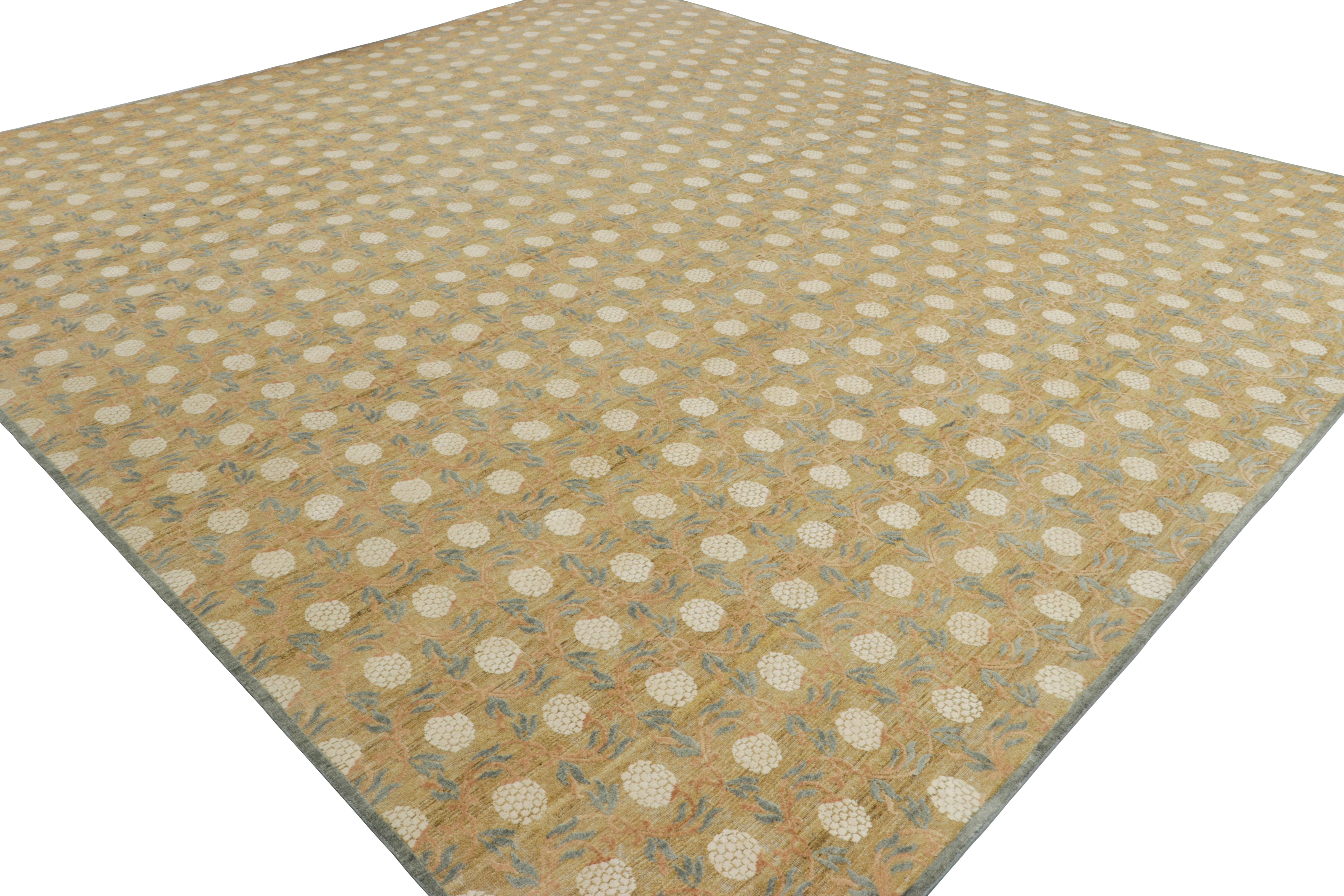 Noué à la main Rug & Kilim's Oversized Block Print Rug in Gold with Cream Floral Patterns (tapis surdimensionné à motifs floraux) en vente