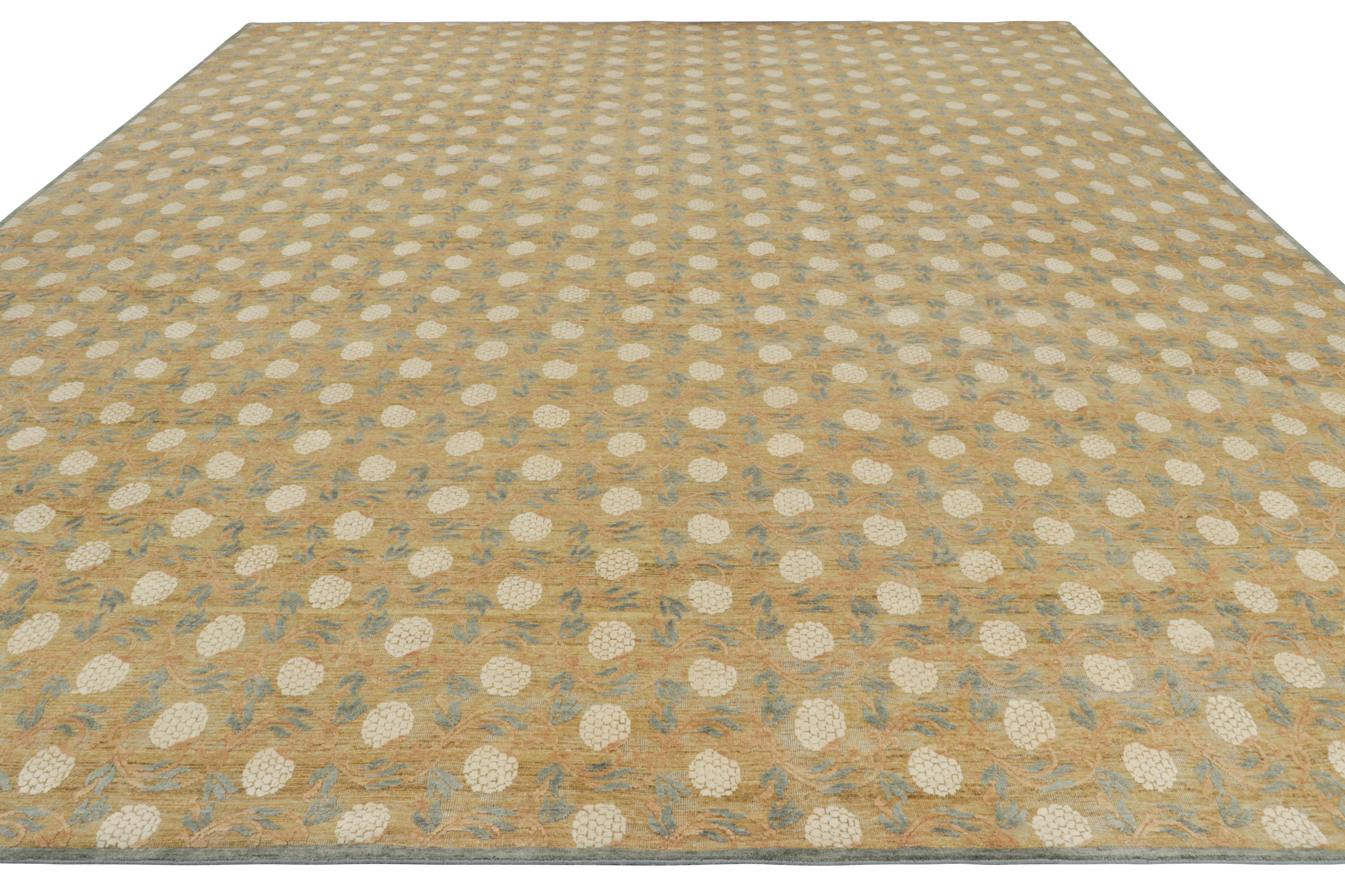 Rug & Kilim's Oversized Block Print Rug in Gold with Cream Floral Patterns (tapis surdimensionné à motifs floraux) Neuf - En vente à Long Island City, NY