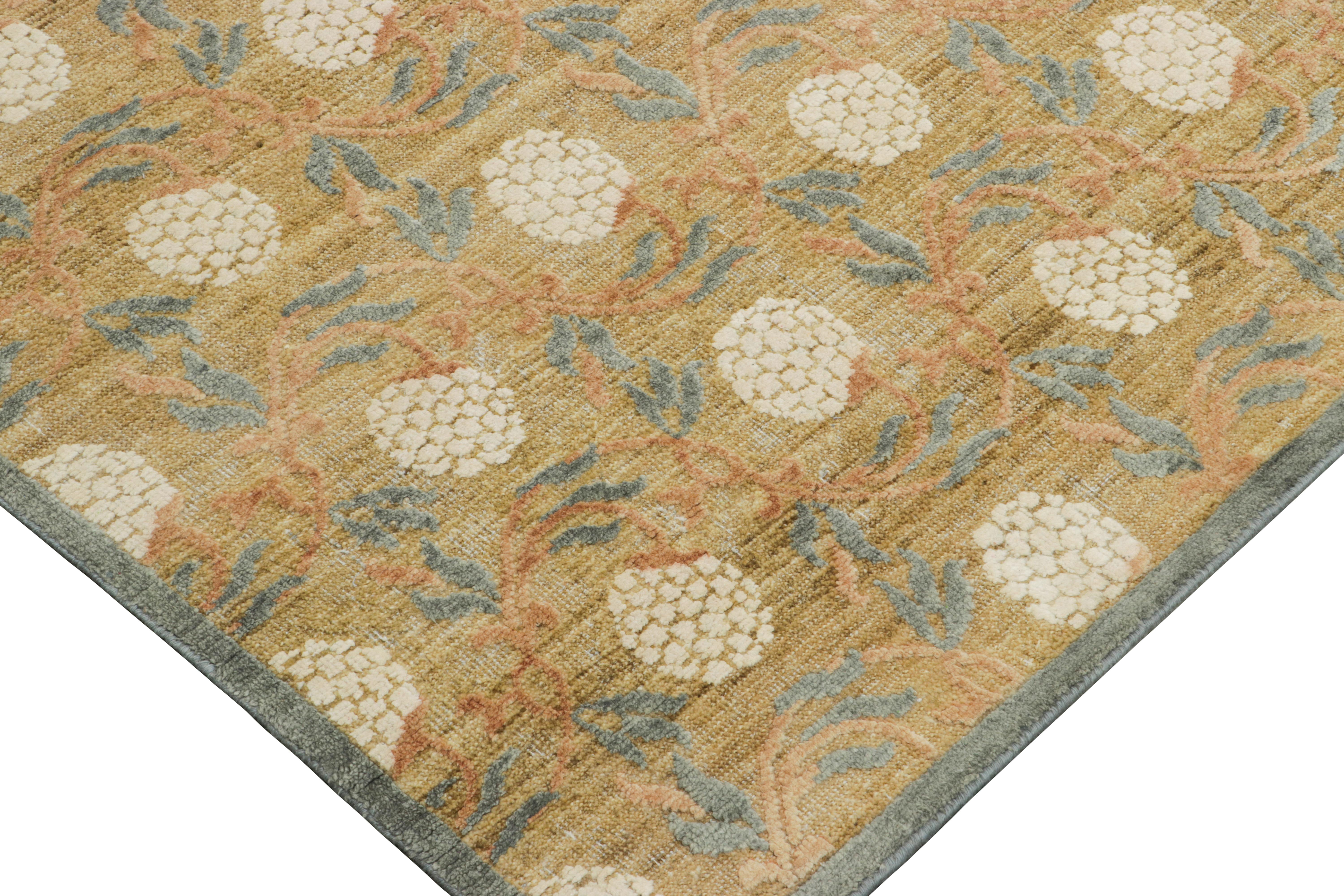 XXIe siècle et contemporain Rug & Kilim's Oversized Block Print Rug in Gold with Cream Floral Patterns (tapis surdimensionné à motifs floraux) en vente