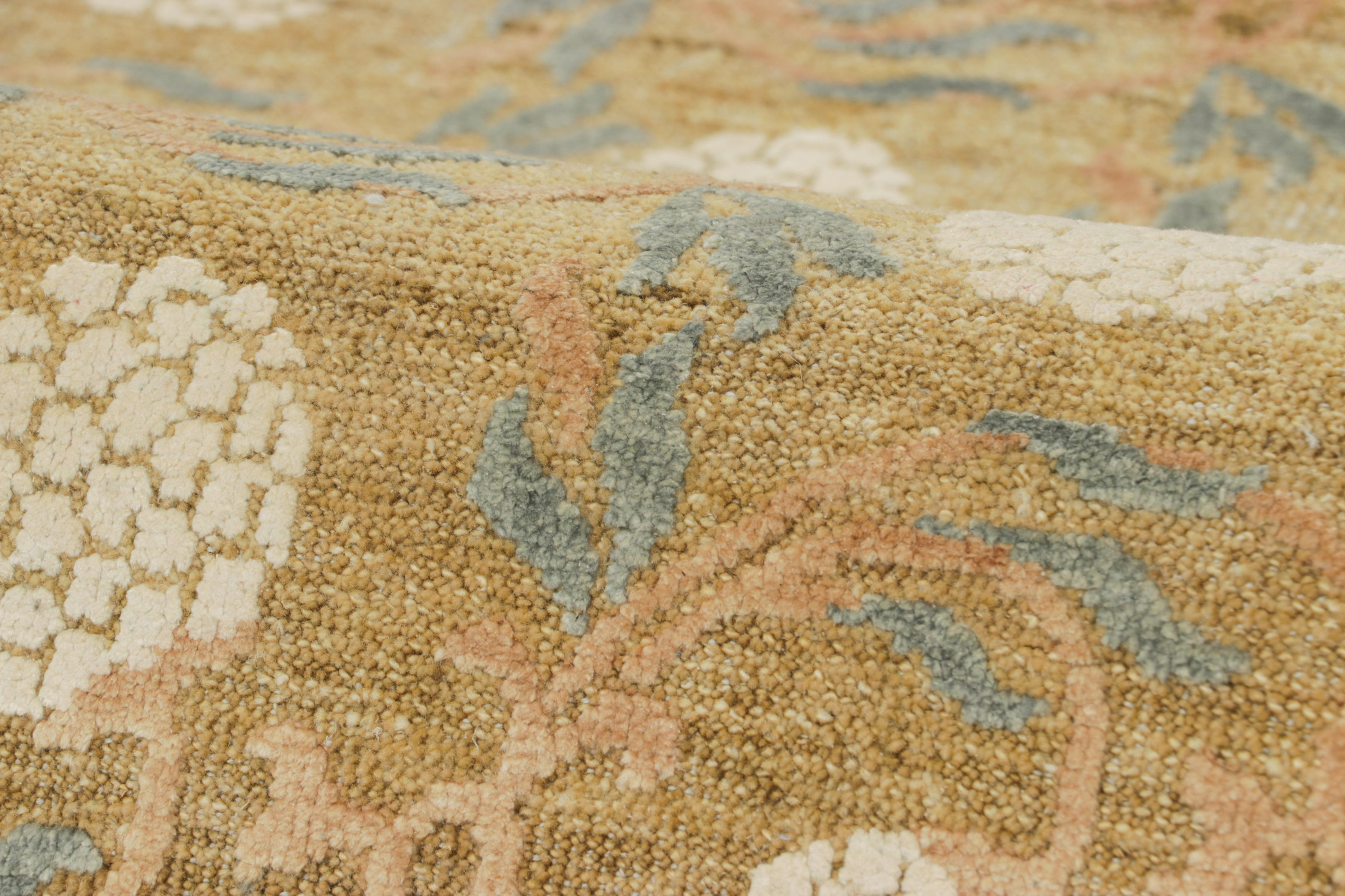 Laine Rug & Kilim's Oversized Block Print Rug in Gold with Cream Floral Patterns (tapis surdimensionné à motifs floraux) en vente