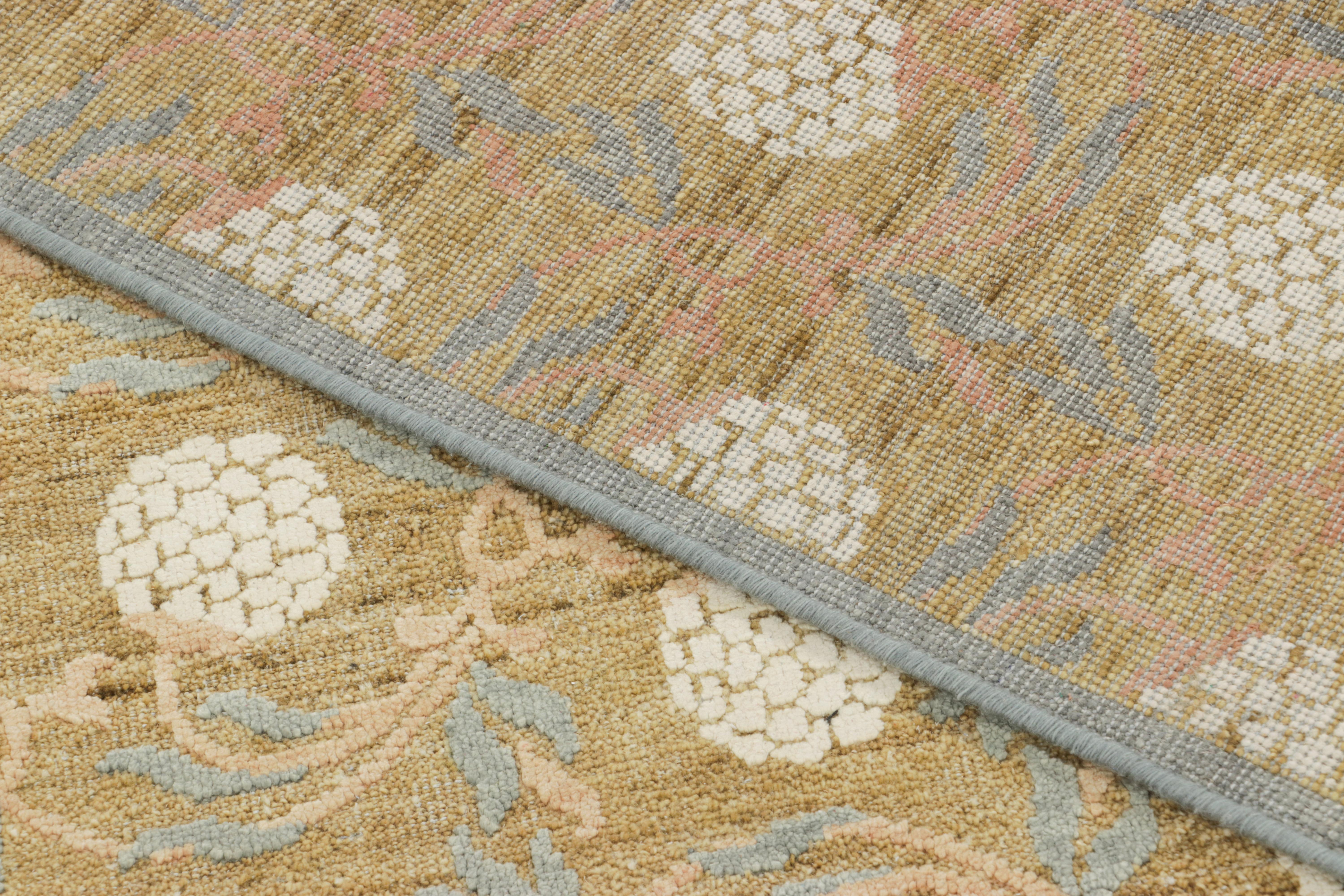 Rug & Kilim's Oversized Block Print Rug in Gold with Cream Floral Patterns (tapis surdimensionné à motifs floraux) en vente 1